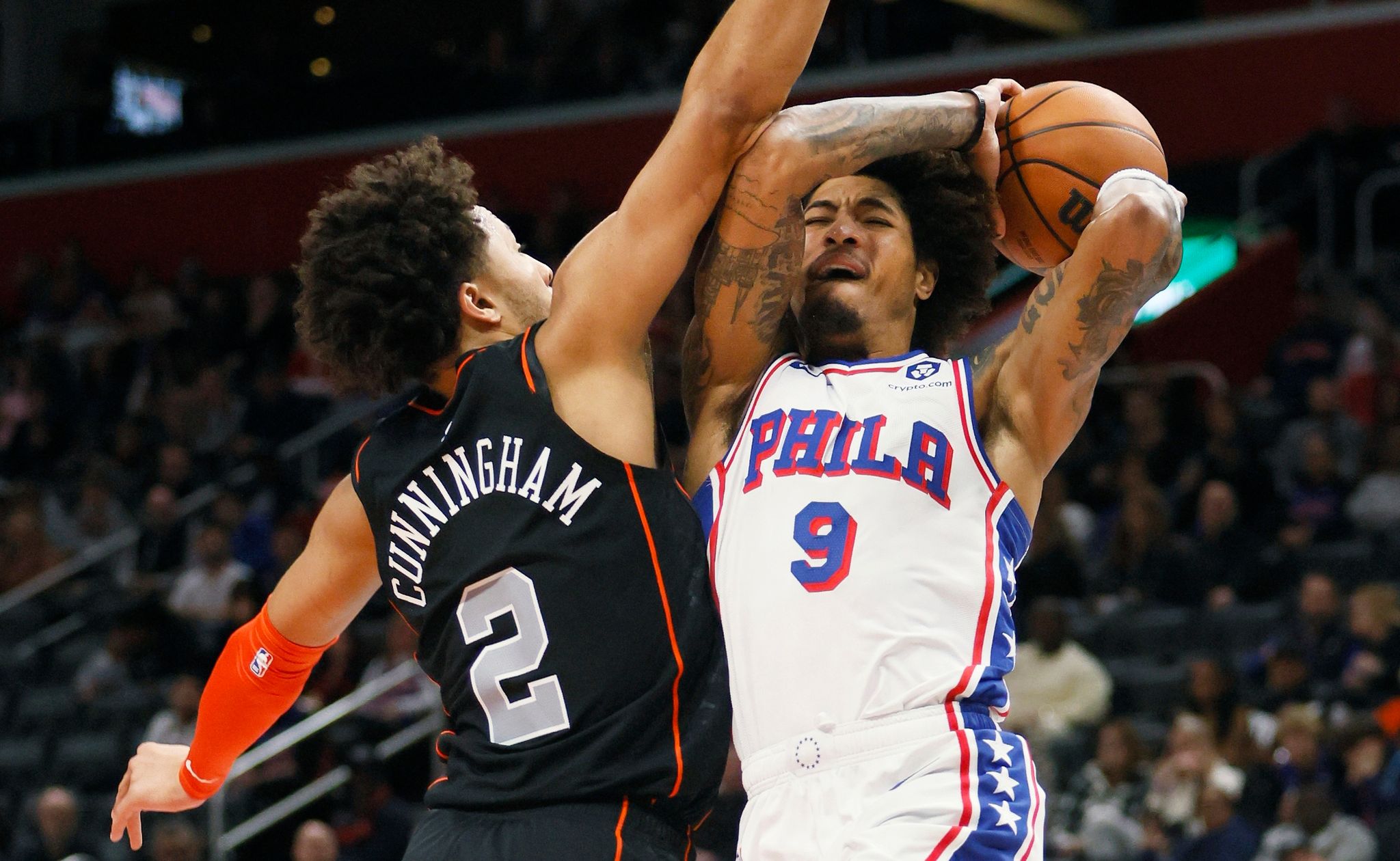 Philadelphia-Guard Kelly Oubre Jr. (9) Zieht Gegen Detroits Cade Cunningham (2) Zum Korb.