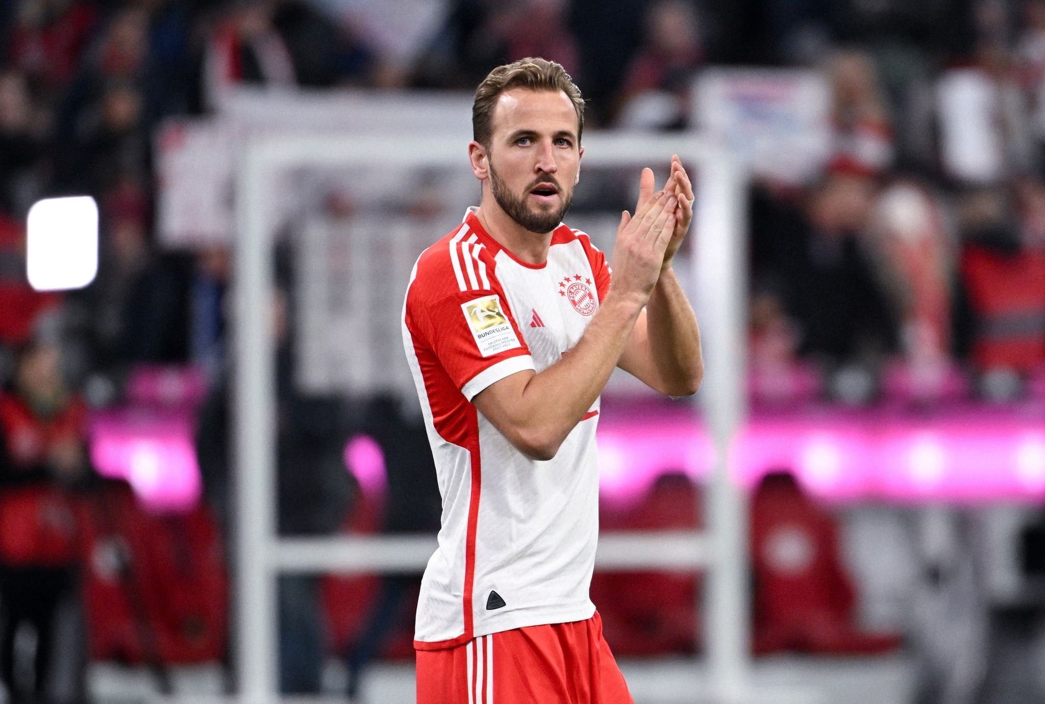 Harry Kane Von München Bedankt Sich Nach Dem Spiel Bei Den Fans.