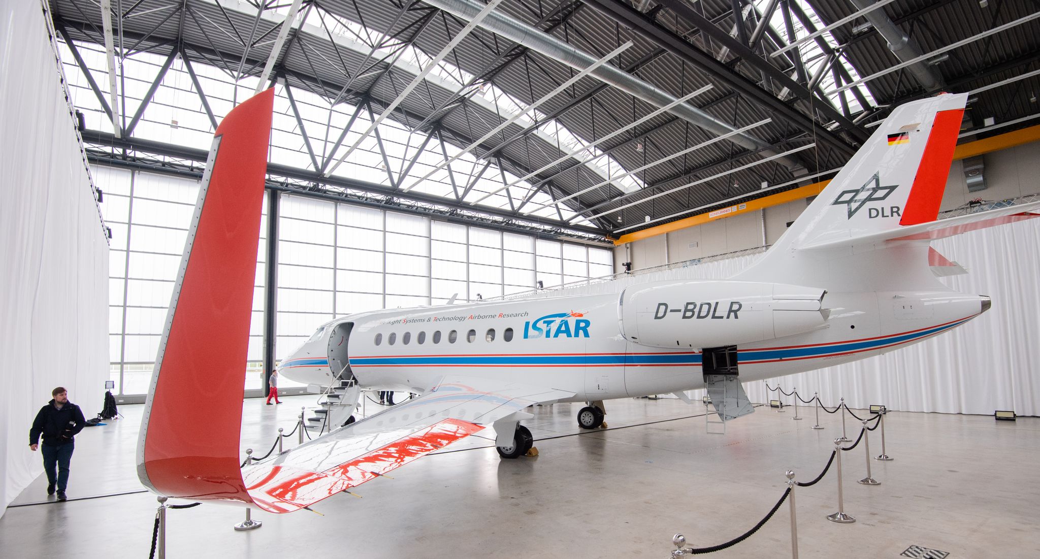 Das Forschungsflugzeug «Istar» Vom DLR Steht In Einem Hangar Am Flughafen Braunschweig.