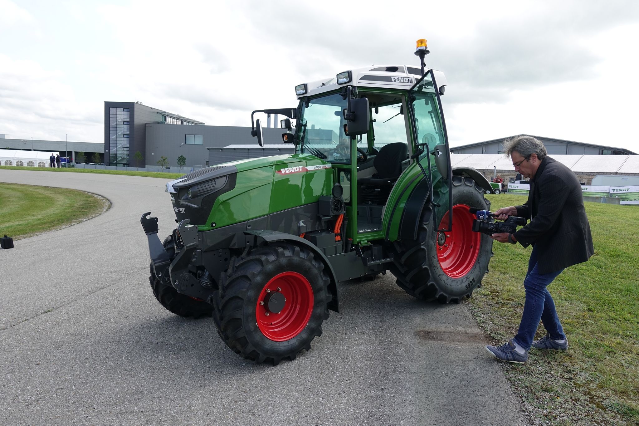 Ein Kameramann Filmt Auf Dem Werksgelände In Marktoberdorf Den Ersten Elektrisch Angetriebenen Traktor Des Herstellers.