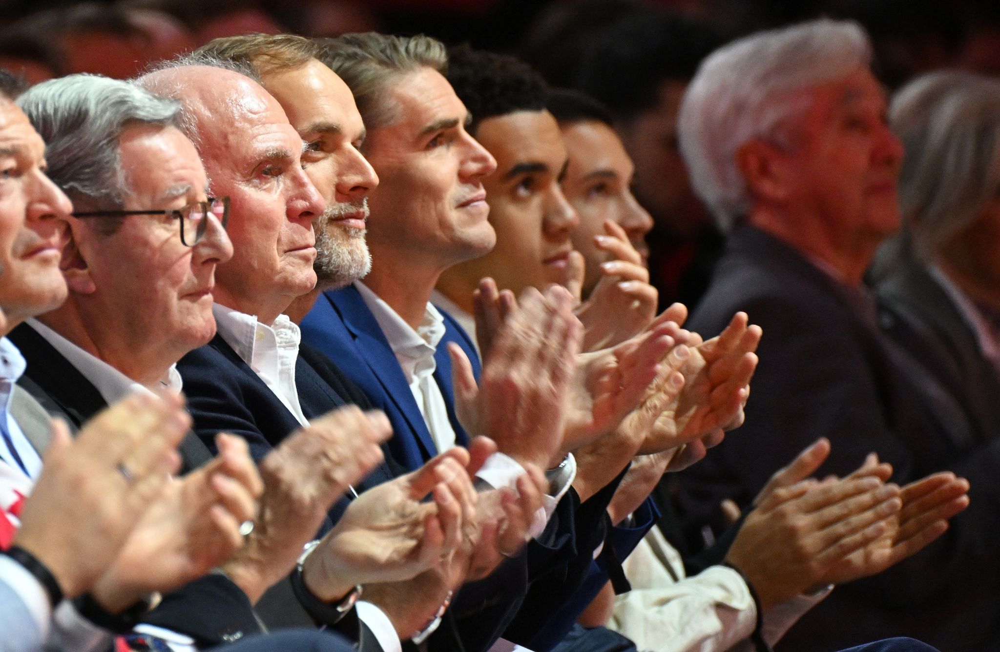 Bayerns Ehrenpräsident Uli Hoeneß (3.v.l), Trainer Thomas Tuchel (4.v.l) Und Sportdirektor Christoph Freund (5.v.l) Verfolgen Die Jahreshauptversammlung.