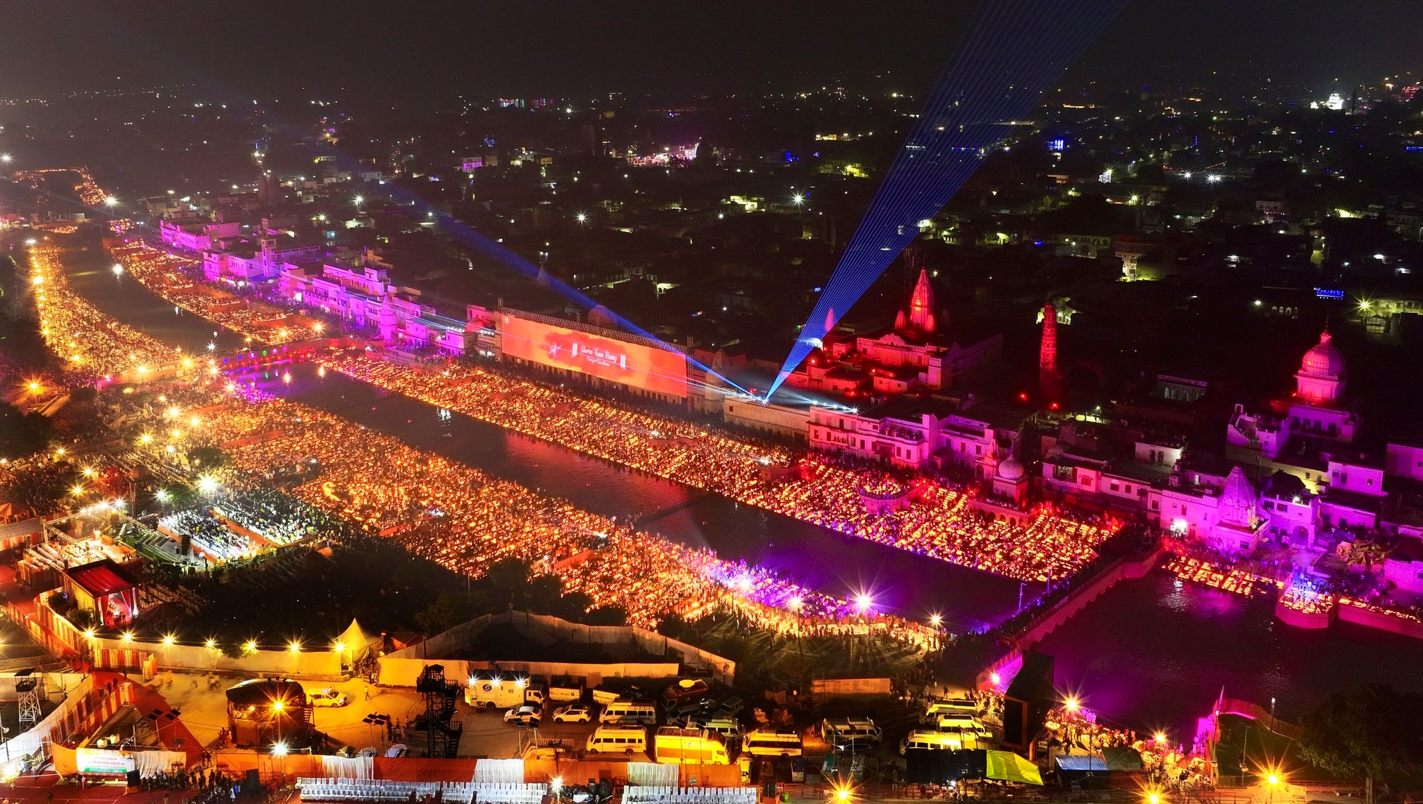 Lampen Erhellen Die Ufer Des Flusses Saryu Am Vorabend Des Hinduistischen Diwali-Festes In Ayodhya.