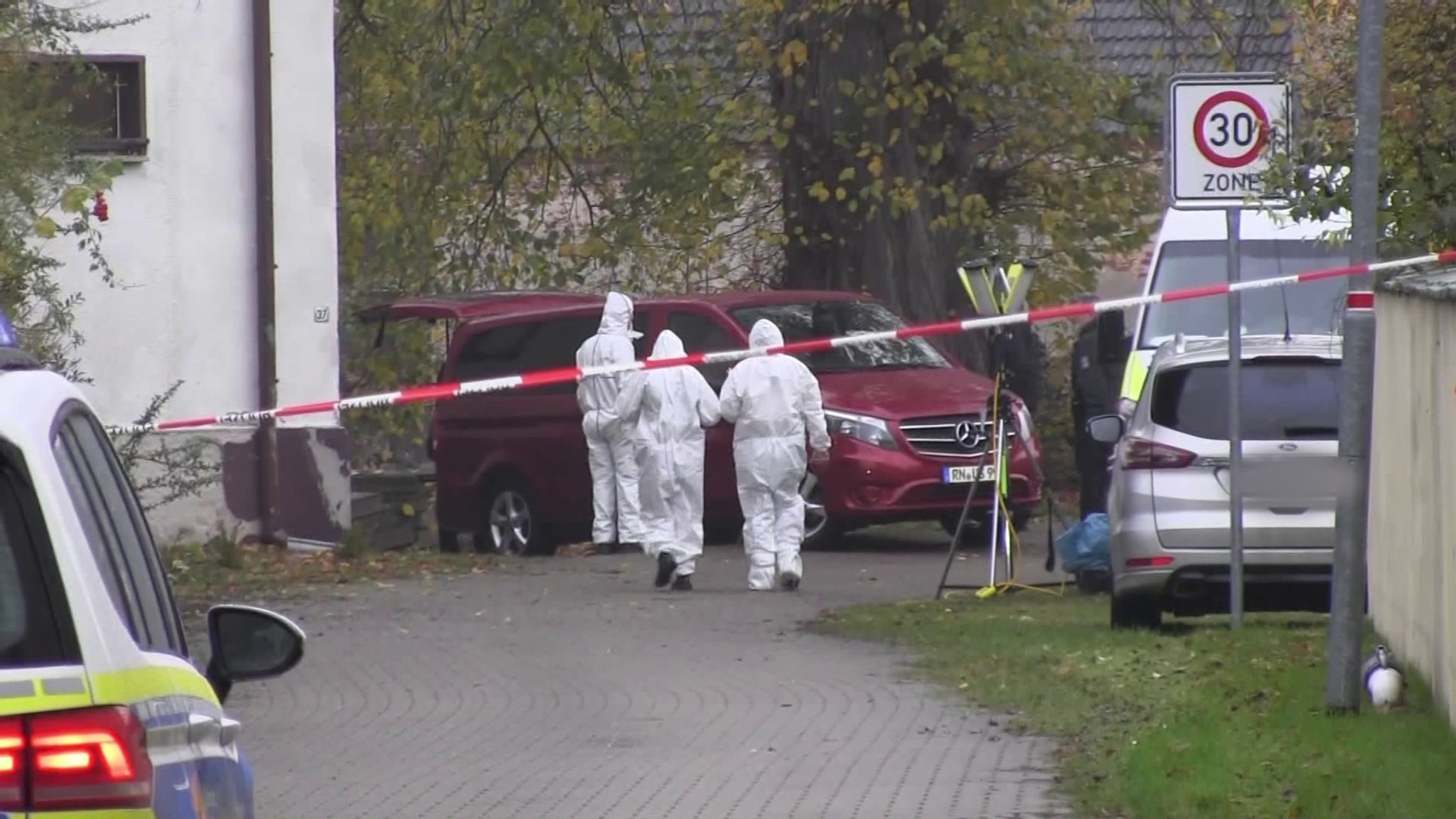 Mitarbeiter Der Spurensicherung Ermitteln Am Tatort.
