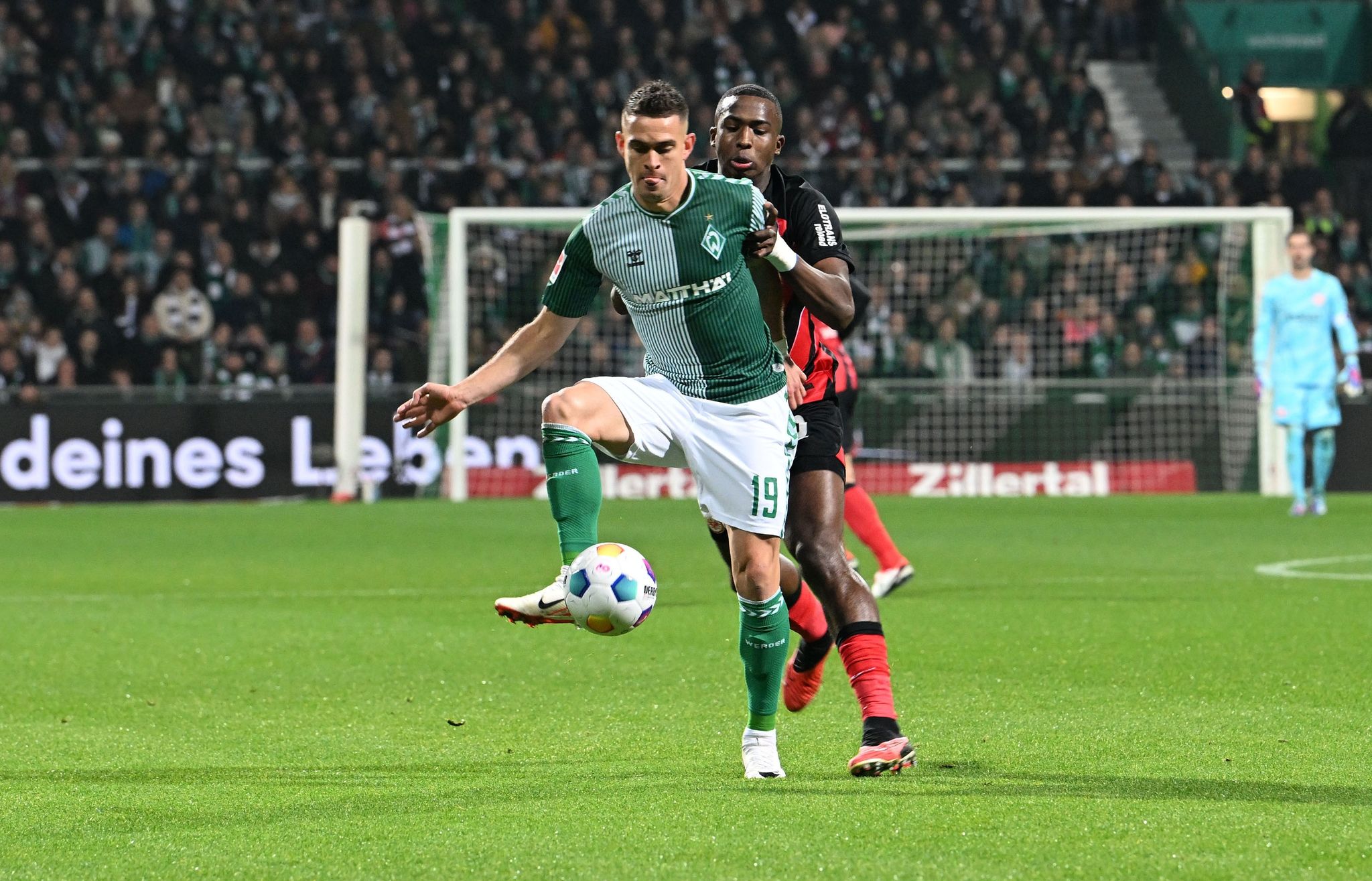 Werders Rafael Borre (vorne) Kämpft Gegen Frankfurts Aurelio Buta Um Den Ball.