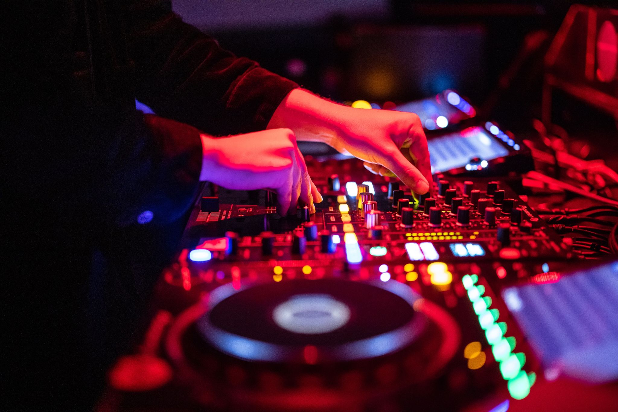 Ein DJ steht In Einem Club Am Mischpult.
