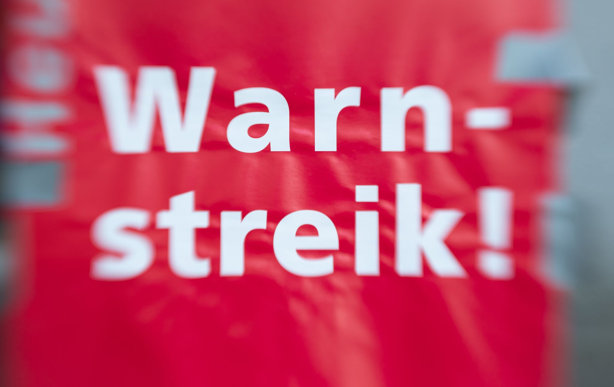«Warnstreik!» Steht Auf Einem Schild.