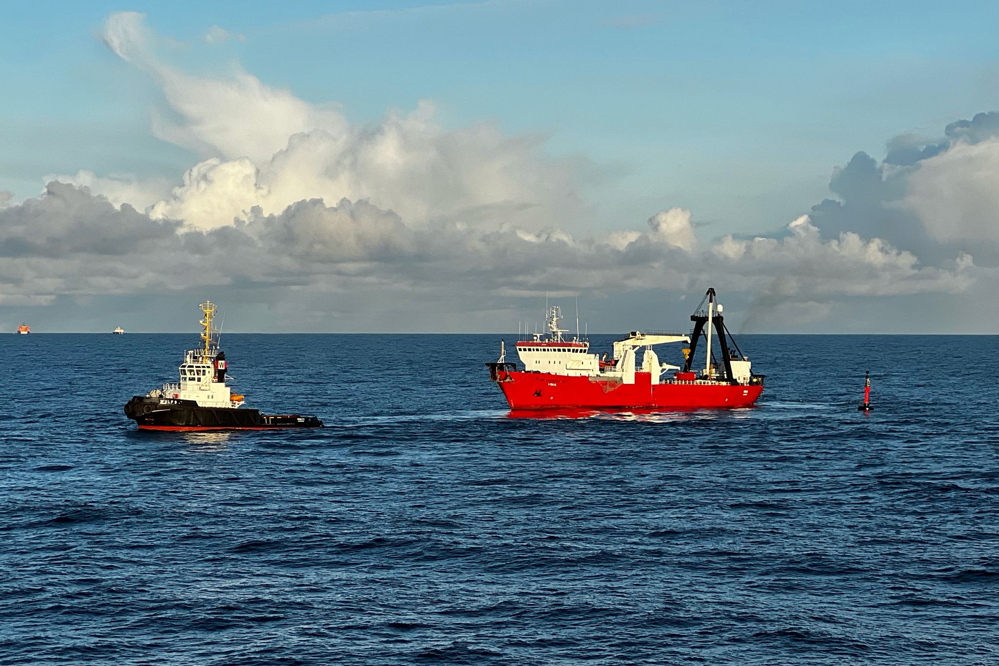 Der Schlepper "Wulf9" Und Das Taucherschiff "Vina", Sind Im Wrackgebiet Der Gesunkenen «Verity» Südwestlich Von Helgoland Im Einsatz.