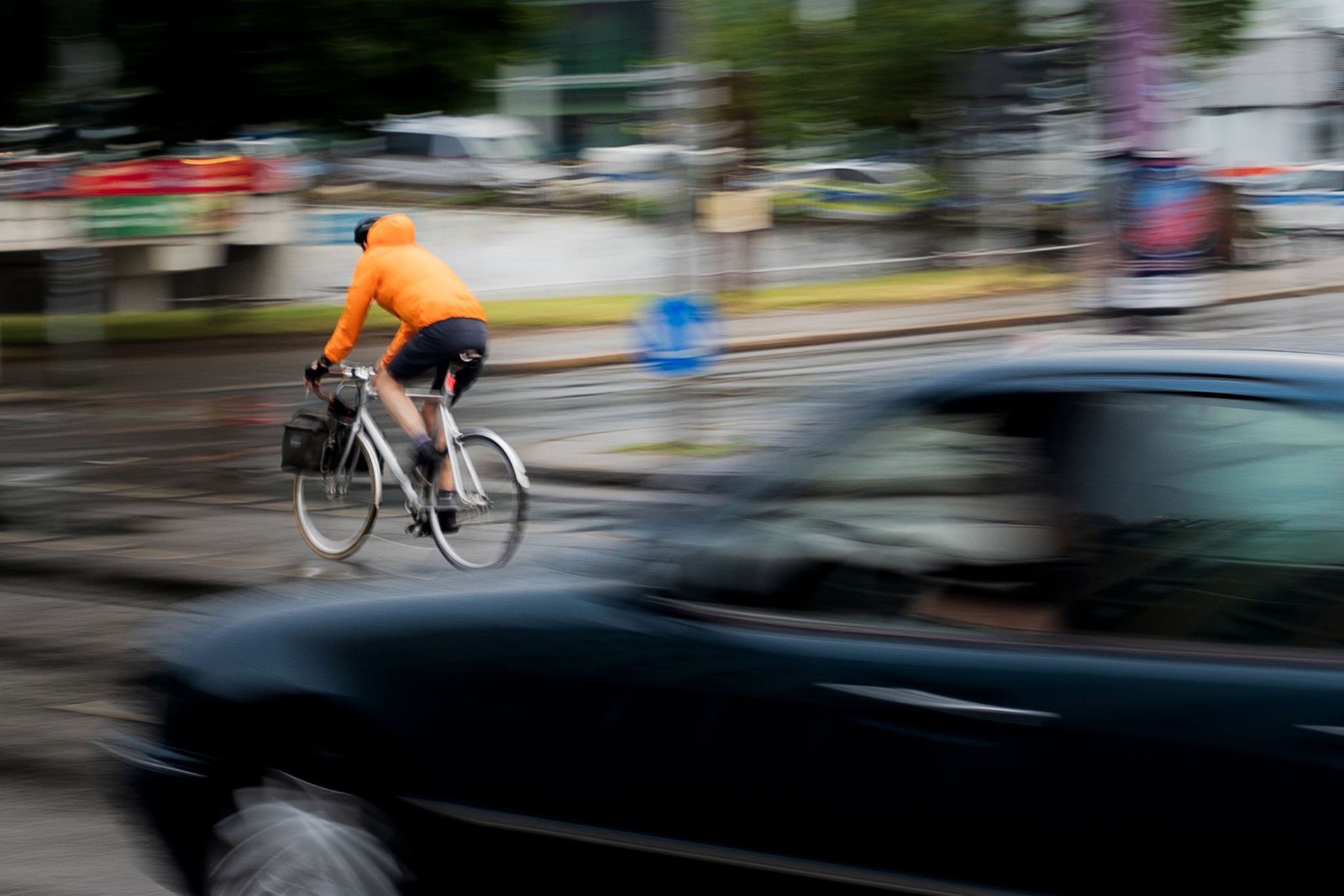 Ein Pkw Fährt Hinter Einem Fahrradfahrer An Einer Kreuzung Einer Hauptverkehrsstraße In Berlin. Inwieweit Maßnahmen Zur Verbesserung Der Verkehrssicherheit Befürwortet Werden, Hängt Auch Stark Vom Alter Ab.