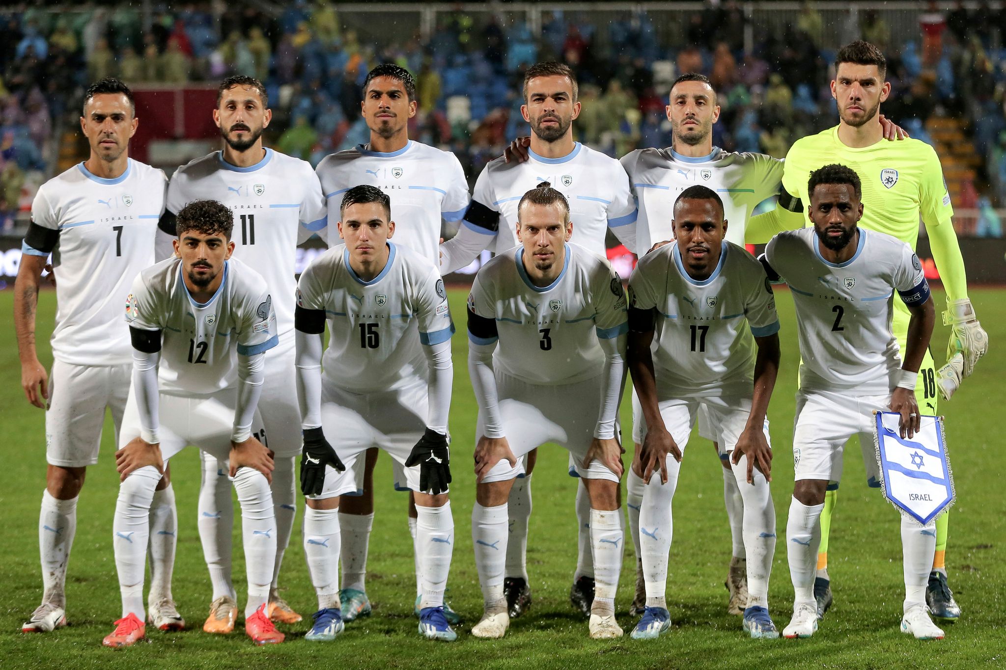 Die Israelischen Spieler Vor Dem Anpfiff In Pristina.