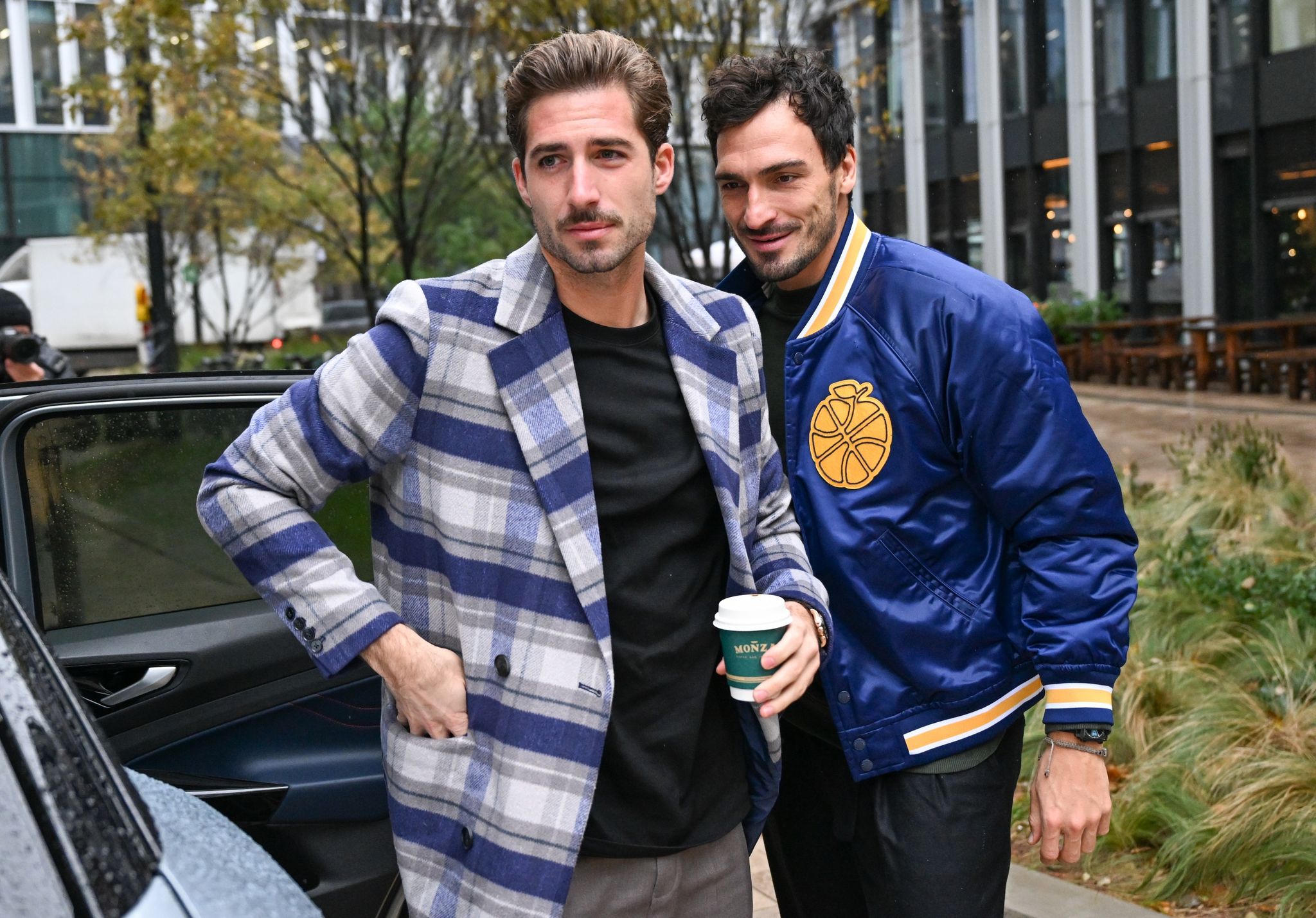 Eintracht Frankfurts Torwart Kevin Trapp (l) Und Mats Hummels Von Borussia Dortmund Kommen Im Teamhotel An.