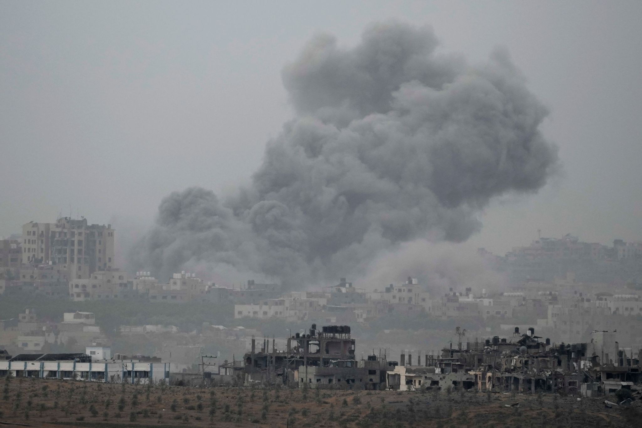 Rauch Steigt Nach Einem Israelischen Luftangriff Auf Den Gazastreifen Auf.
