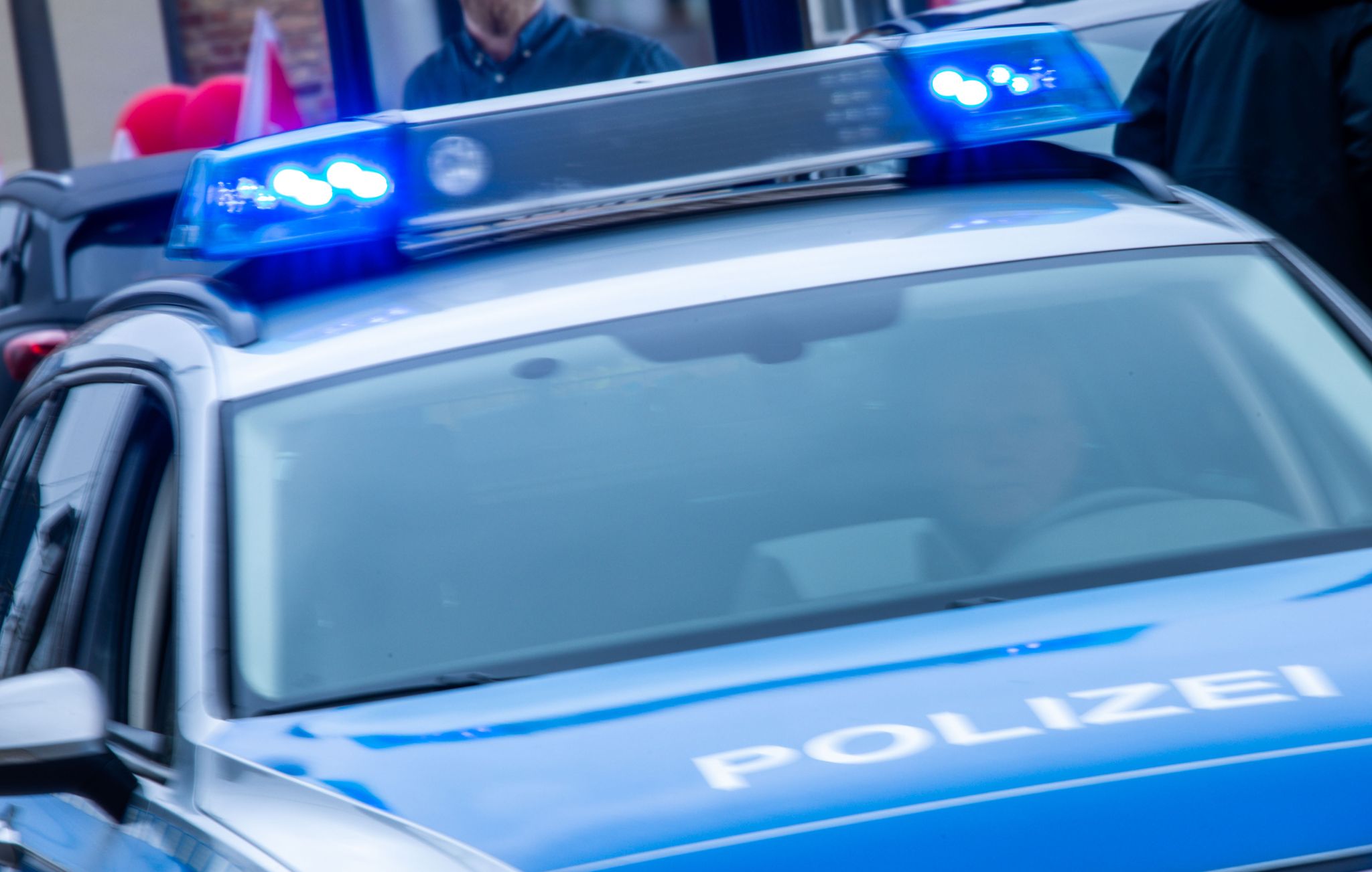 Ein Streifenwagen Der Polizei Ist Mit Blaulicht Im Einsatz.