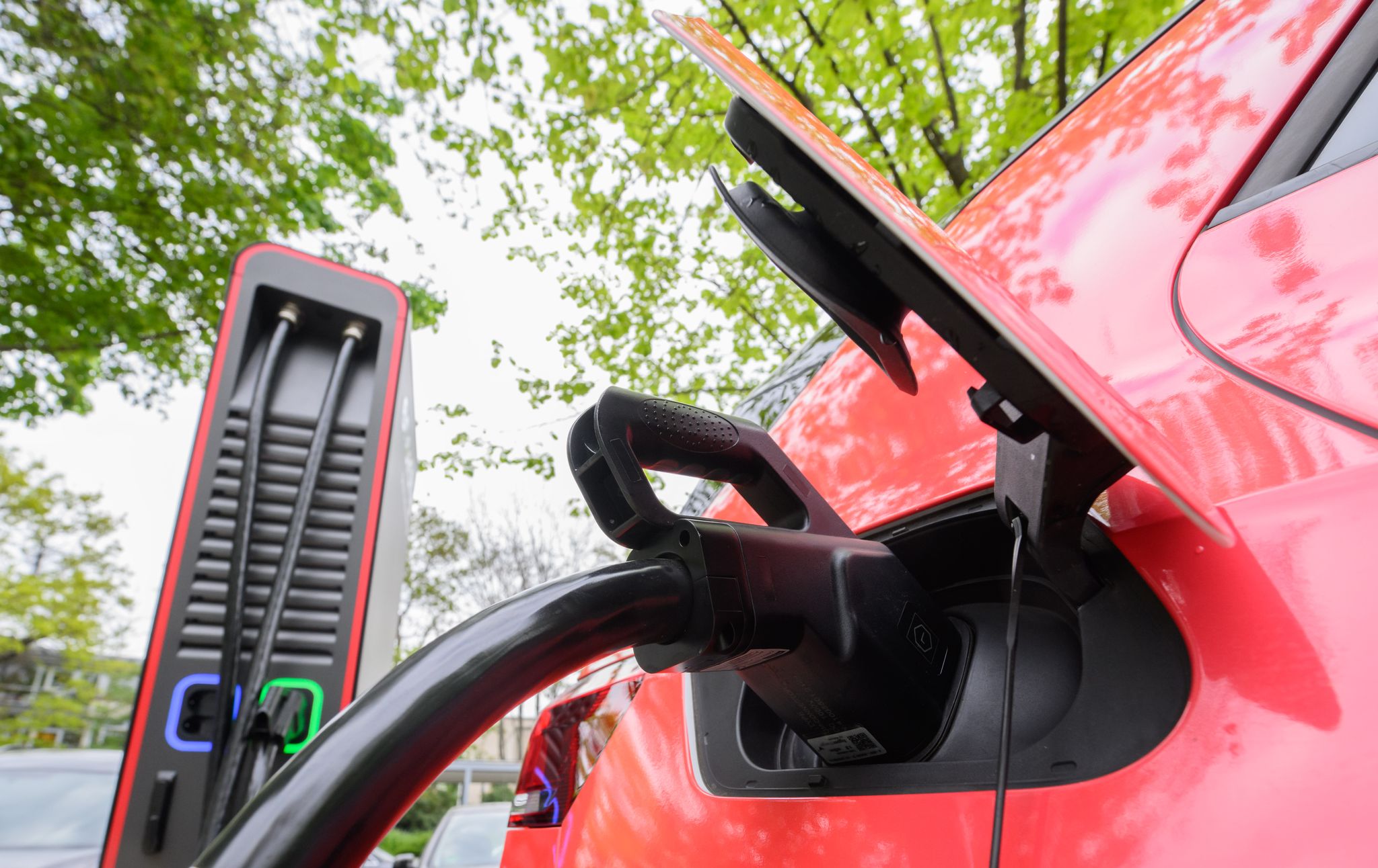 Ein Elektroauto Lädt An Einer Ladesäule.