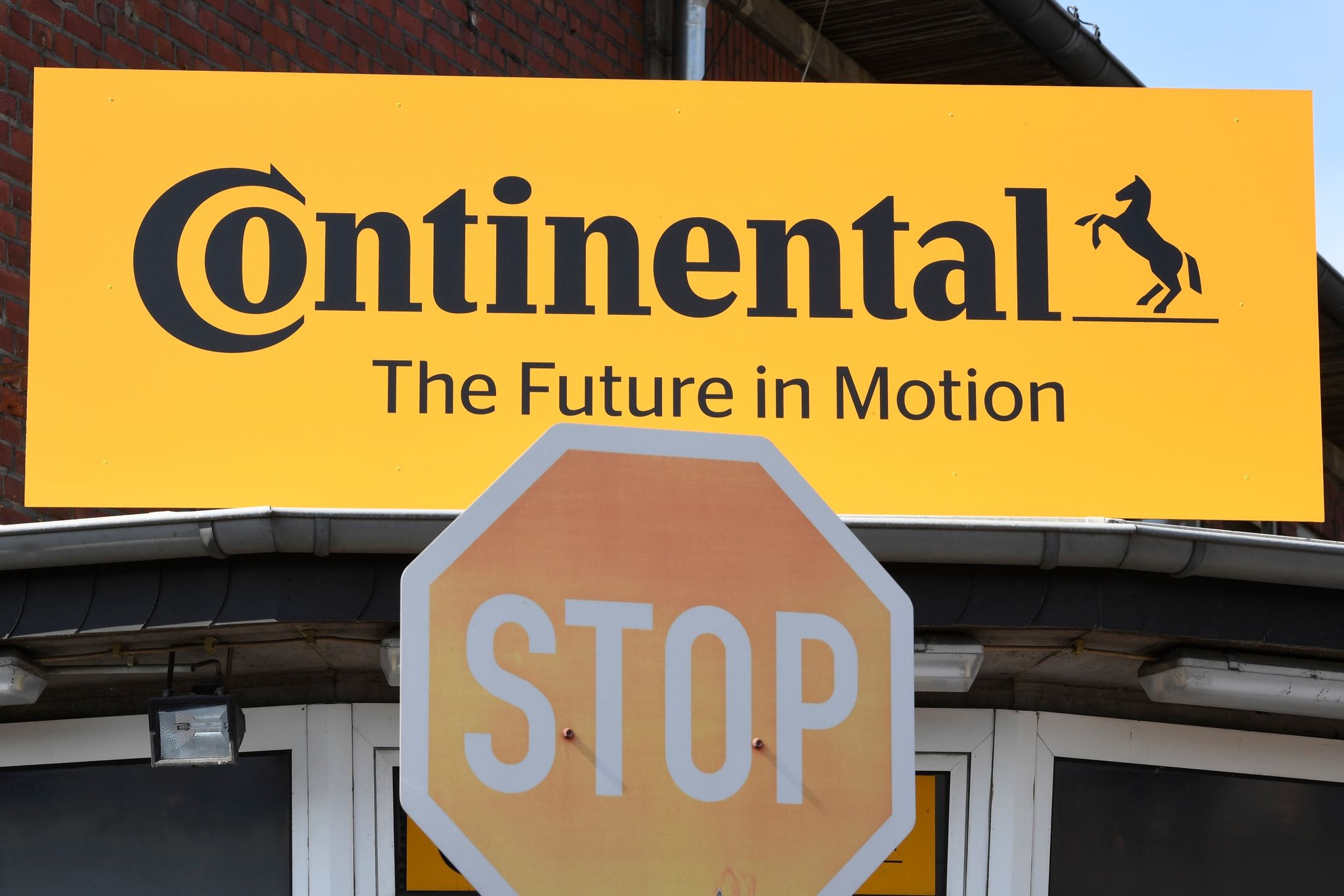 Blick Auf Das Logo Des Reifenherstellers Continental.