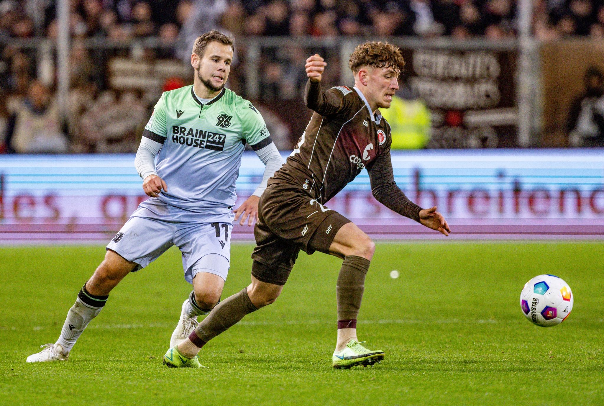 Hannovers Louis Schaub (l) Und St. Paulis Philipp Treu Kämpfen Um Den Ball.