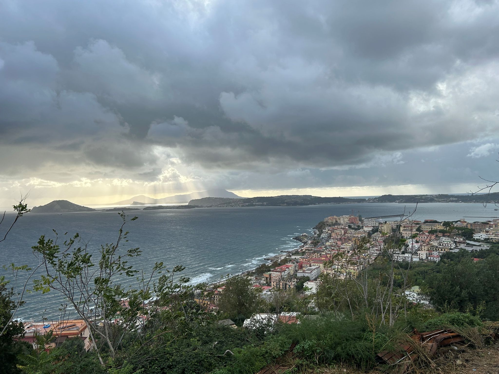 Die Stadt Pozzuoli Liegt Auf Dem Supervulkan Campi Flegrei, Wo Experten Nach Einer Serie Von Erdbeben Schlimmeres Befürchten.