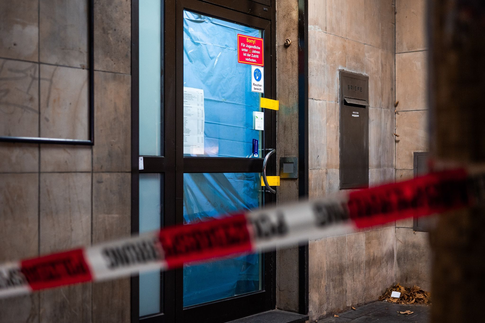 Absperrband Vor Der Spielothek In Hannover, In Der Ein Mann Tödlich Verletzt Wurde.