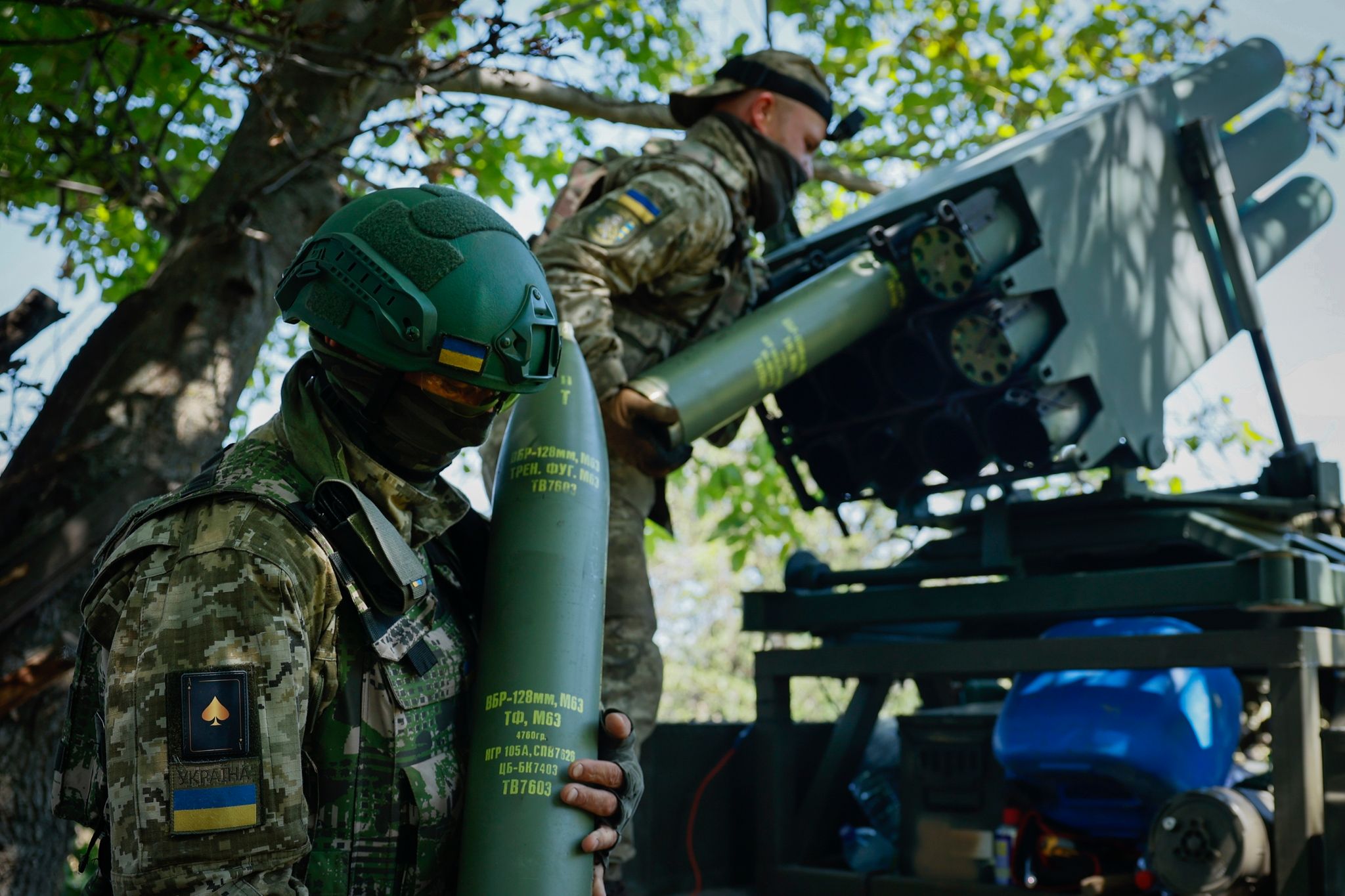 Ukrainische Soldaten Bereiten Einen Mehrfachraketenwerfer Vor, Bevor Sie Auf Russische Stellungen Feuern.