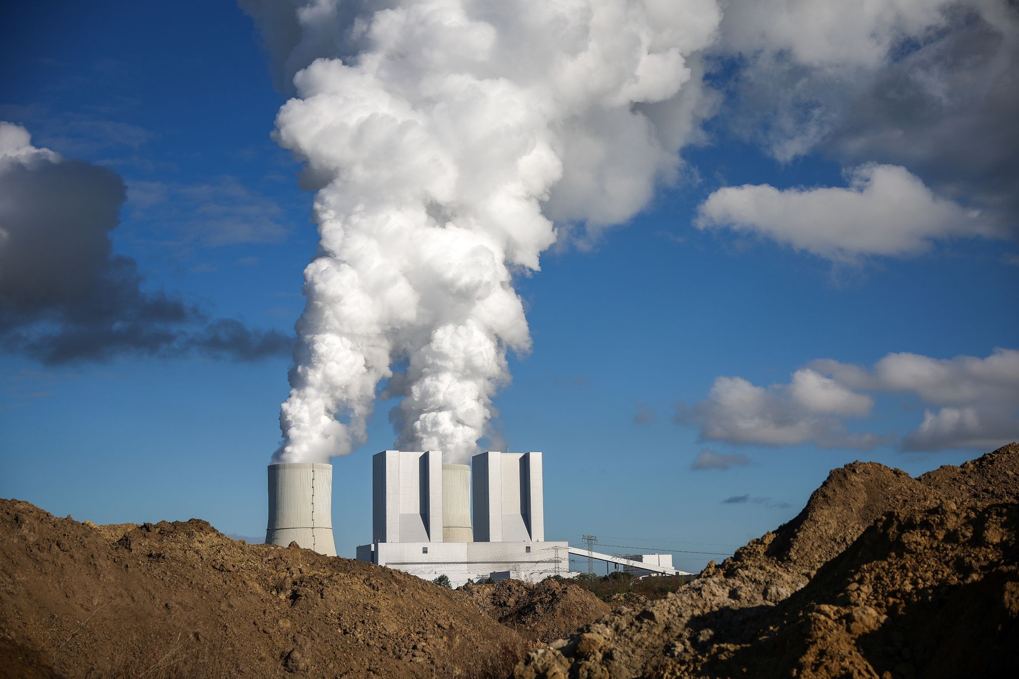 Das Braunkohlekraftwerk Lippendorf. In Dem Kraftwerk Wird Braunkohle Aus Umliegenden Tagebauen Zur Strom- Und Wärmeerzeugung Verbrannt.