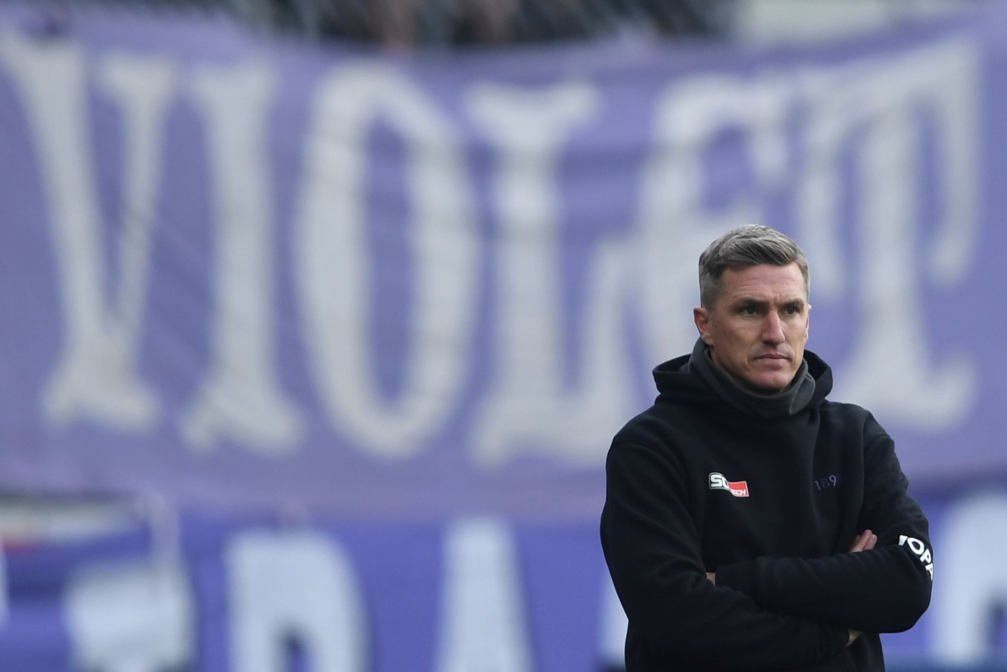 Osnabrücks Trainer Tobias Schweinsteiger Steht Am Spielfeldrand.