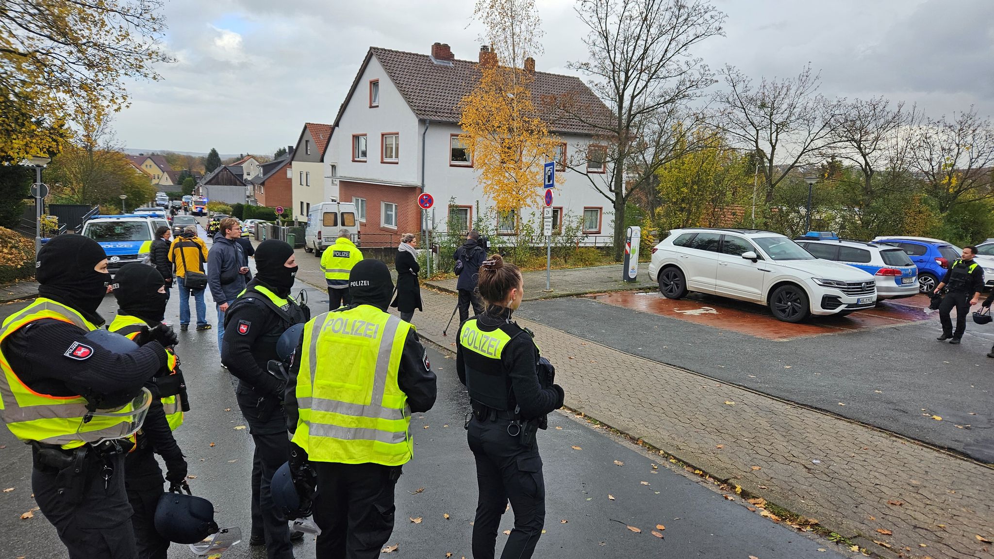 Polizisten Riegeln Ein Schulgebäude In Salzgitter Ab.