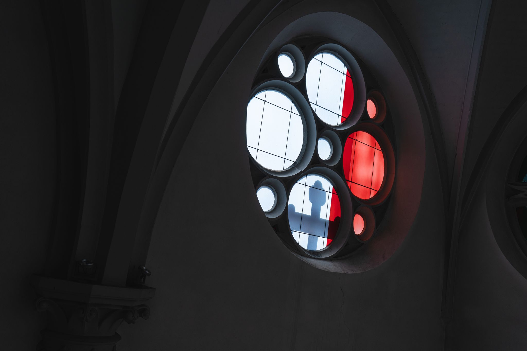 Licht Wirft Den Schatten Eines Kreuzes Durch Ein Kirchenfenster.