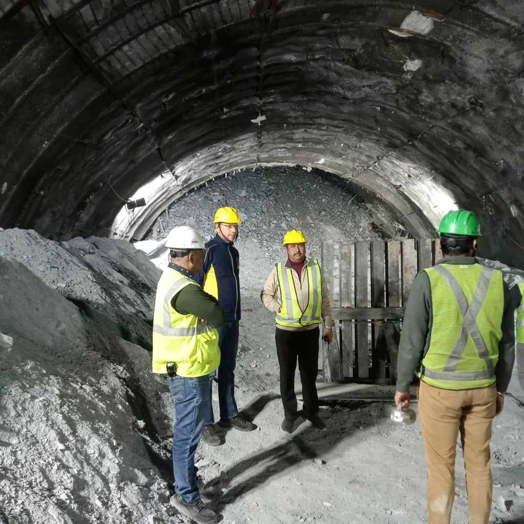 Rettungskräfte In Dem Eingestürzten Straßentunnel.