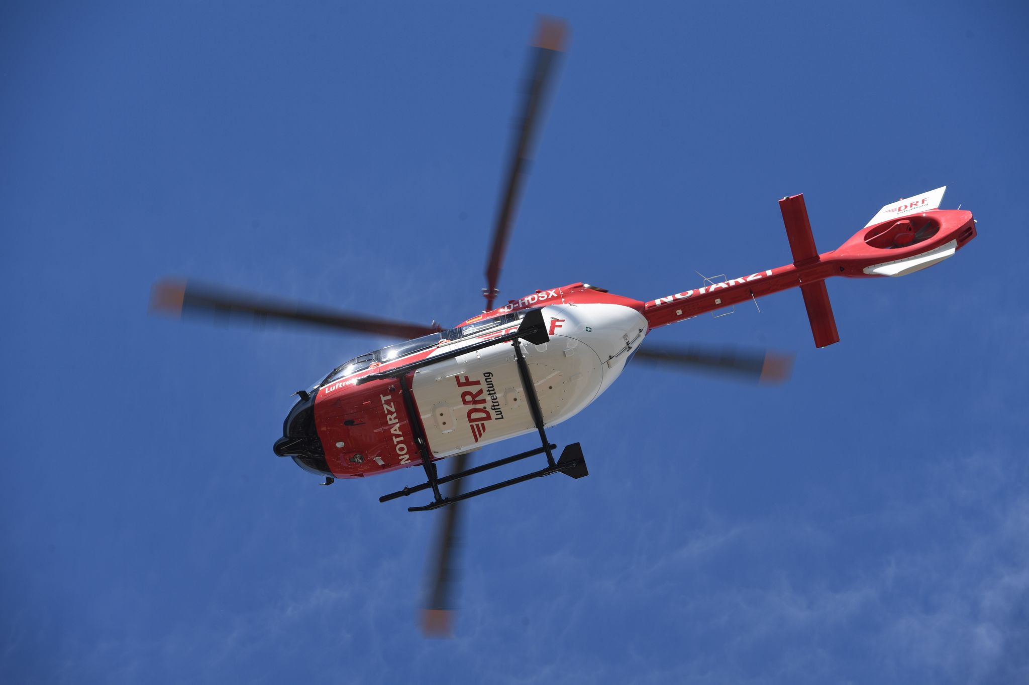 Ein Rettungshubschrauber Fliegt Am Himmel.