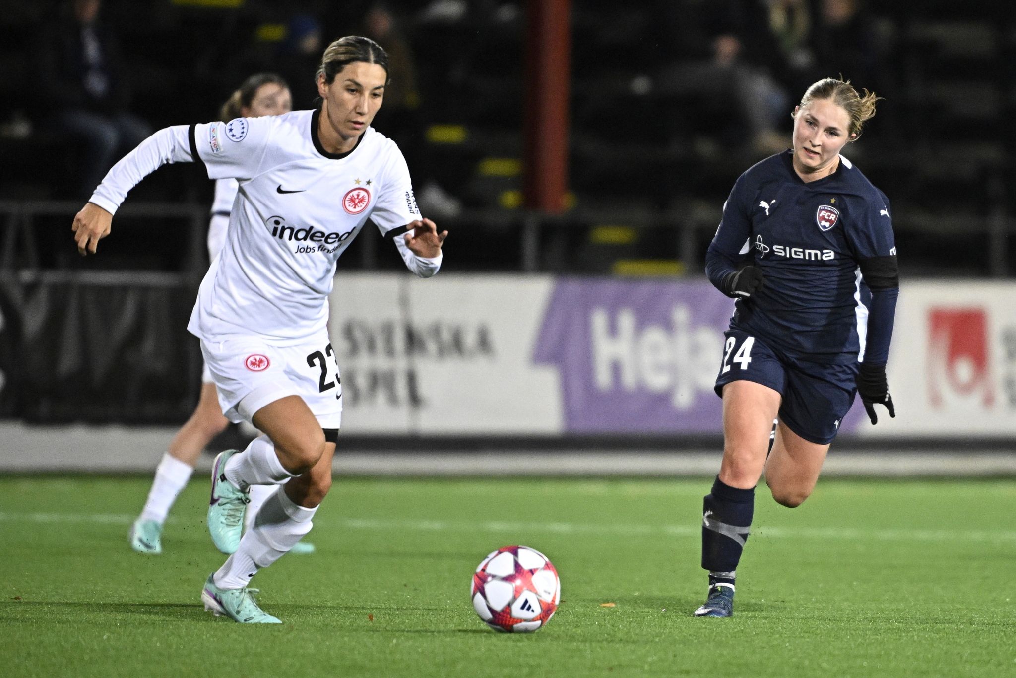 Sara Doorsoun (l) Und Die Eintracht-Frauen Nehmen Drei Punkte Aus Schweden Mit.