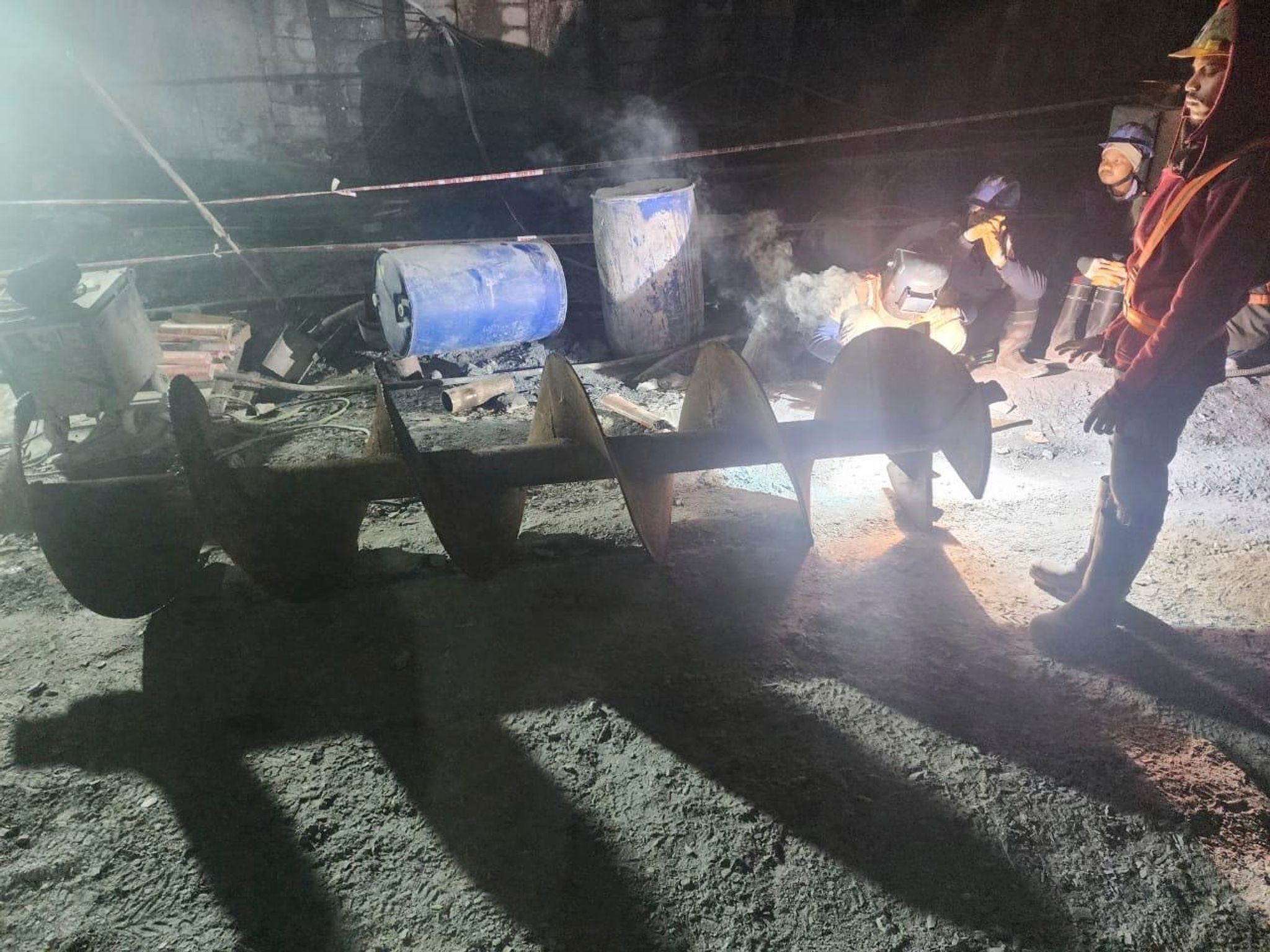 Rettungskräfte In Dem Eingestürzten Straßentunnel.