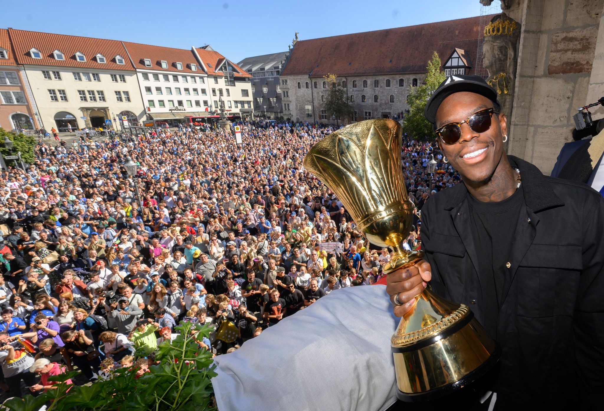Dennis Schröder Steht Bei Einem Empfang Auf Dem Balkon Vom Braunschweiger Rathaus.