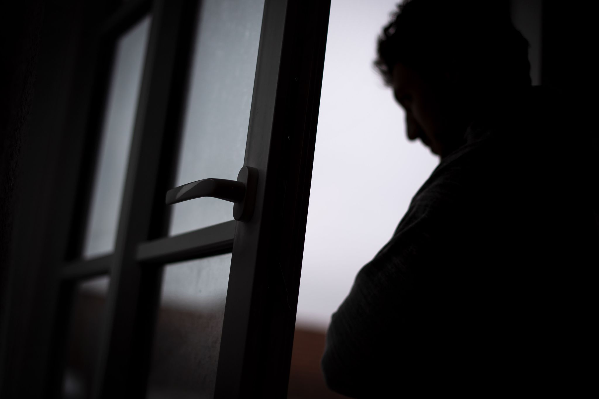 Ein Mann Steht Am Offenen Fenster Seiner Wohnung.