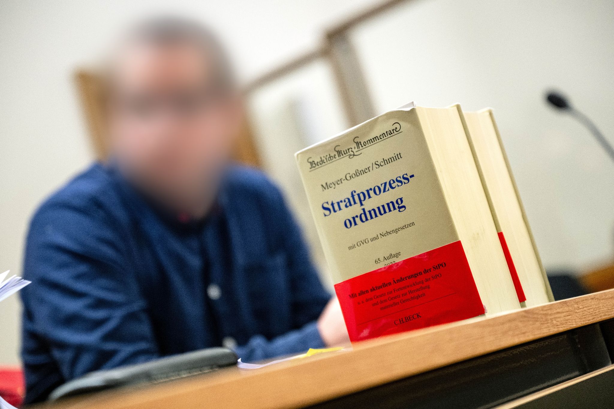 Der Angeklagte Sitzt Vor Prozessbeginn Im Gerichtssaal.