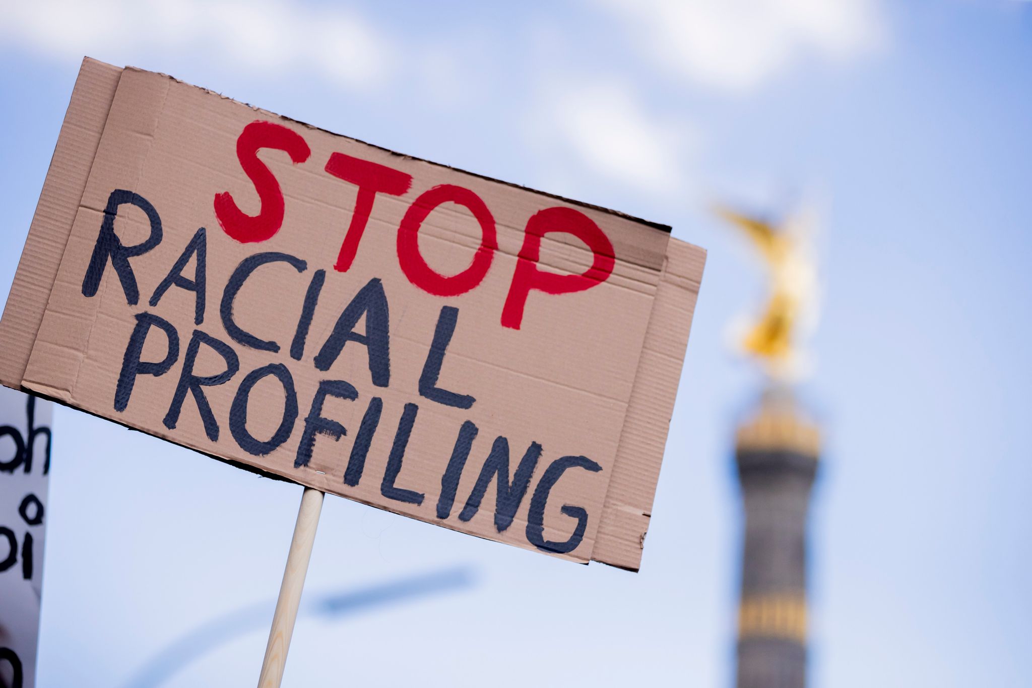 «Stop Racial Profiling» Steht Bei Einer Demonstration Unter Dem Motto «Deutschland Hat Ein #Rassismusproblem - Aktionswochenende Gegen Polizeigewalt» Auf Einem Schild.