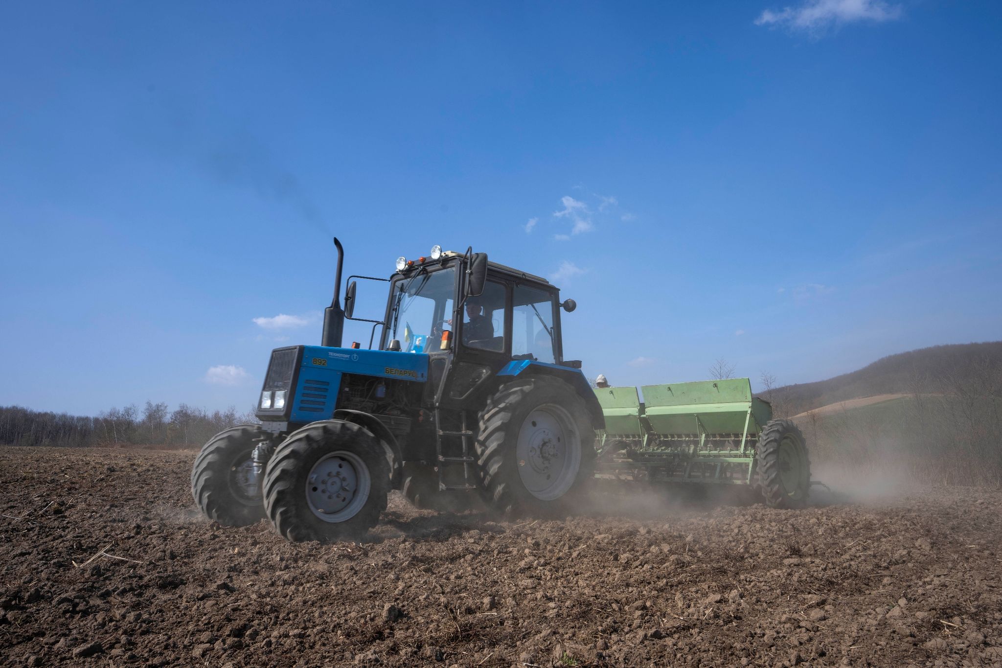 Arbeiter Pflügen Ein Weizenfeld Im Westen Der Ukraine.