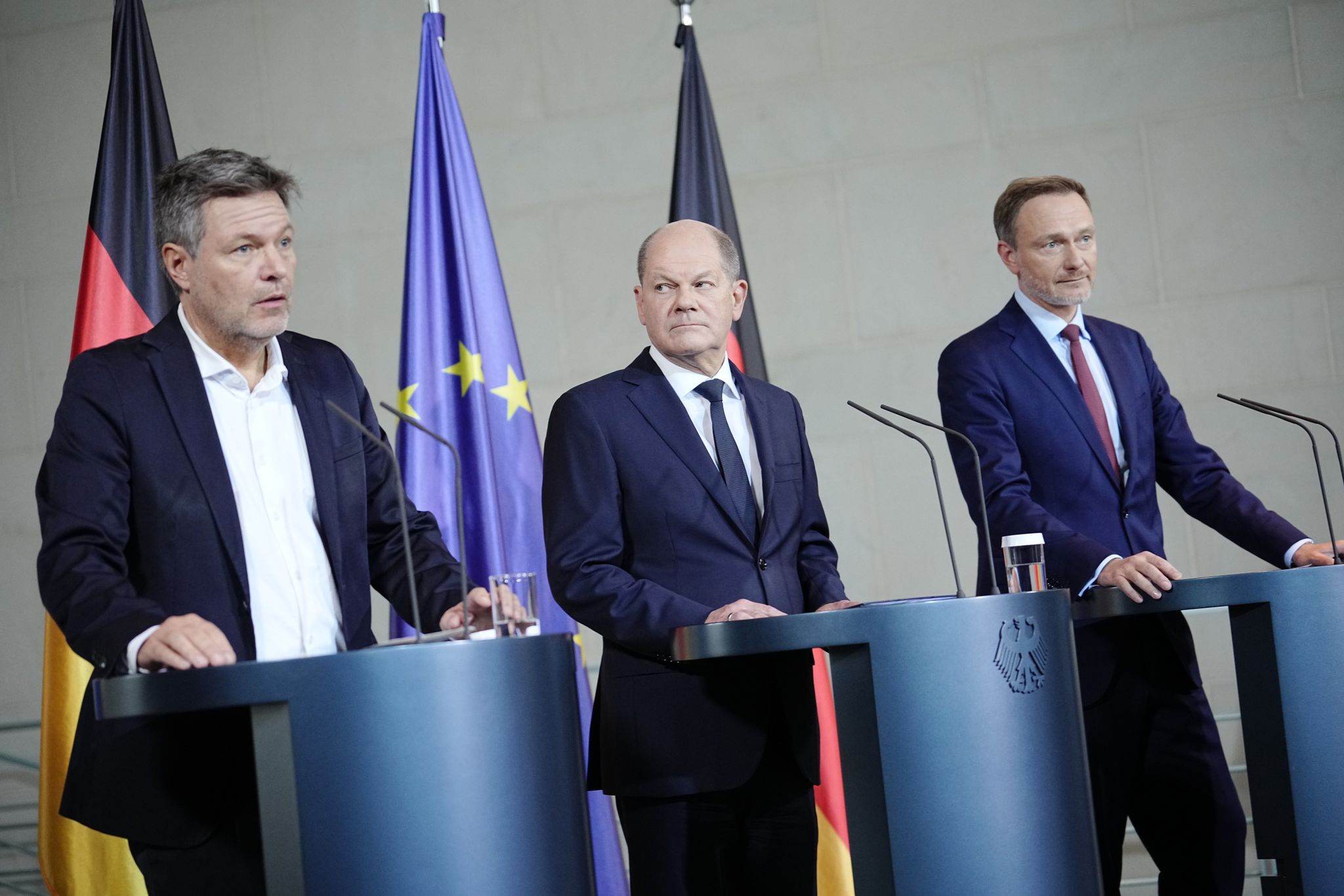 Finanzminister Christian Lindner (r.), Kanzler Olaf Scholz (M.) Und Wirtschaftsminister Bei Einer Gemeinsamen Pressekonferenz.