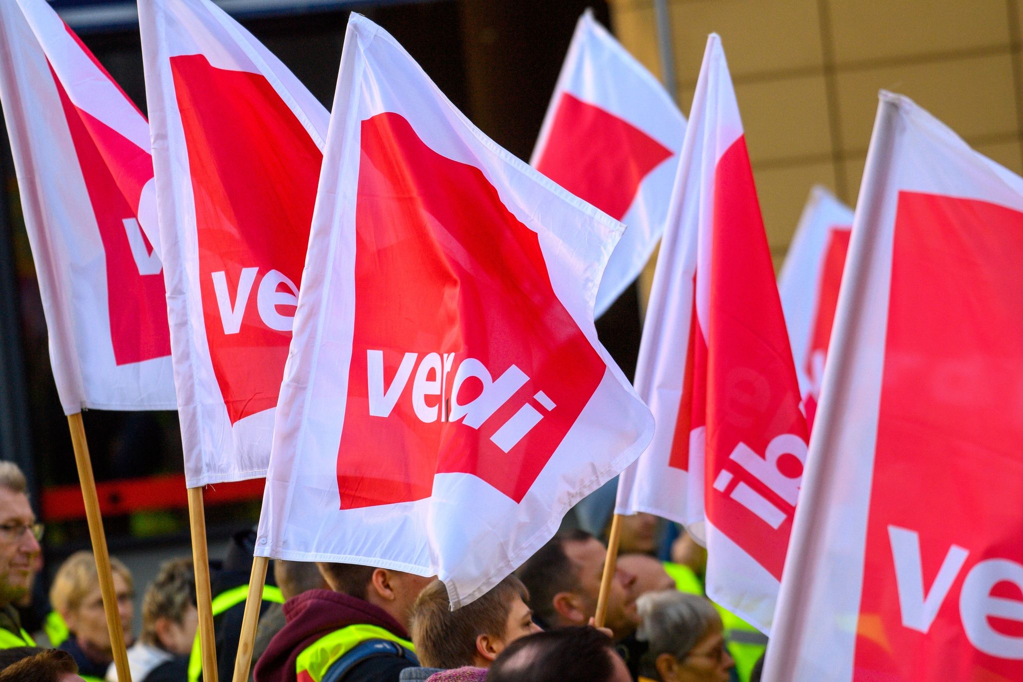 Streikende Stehen Mit Verdi-Fahnen.