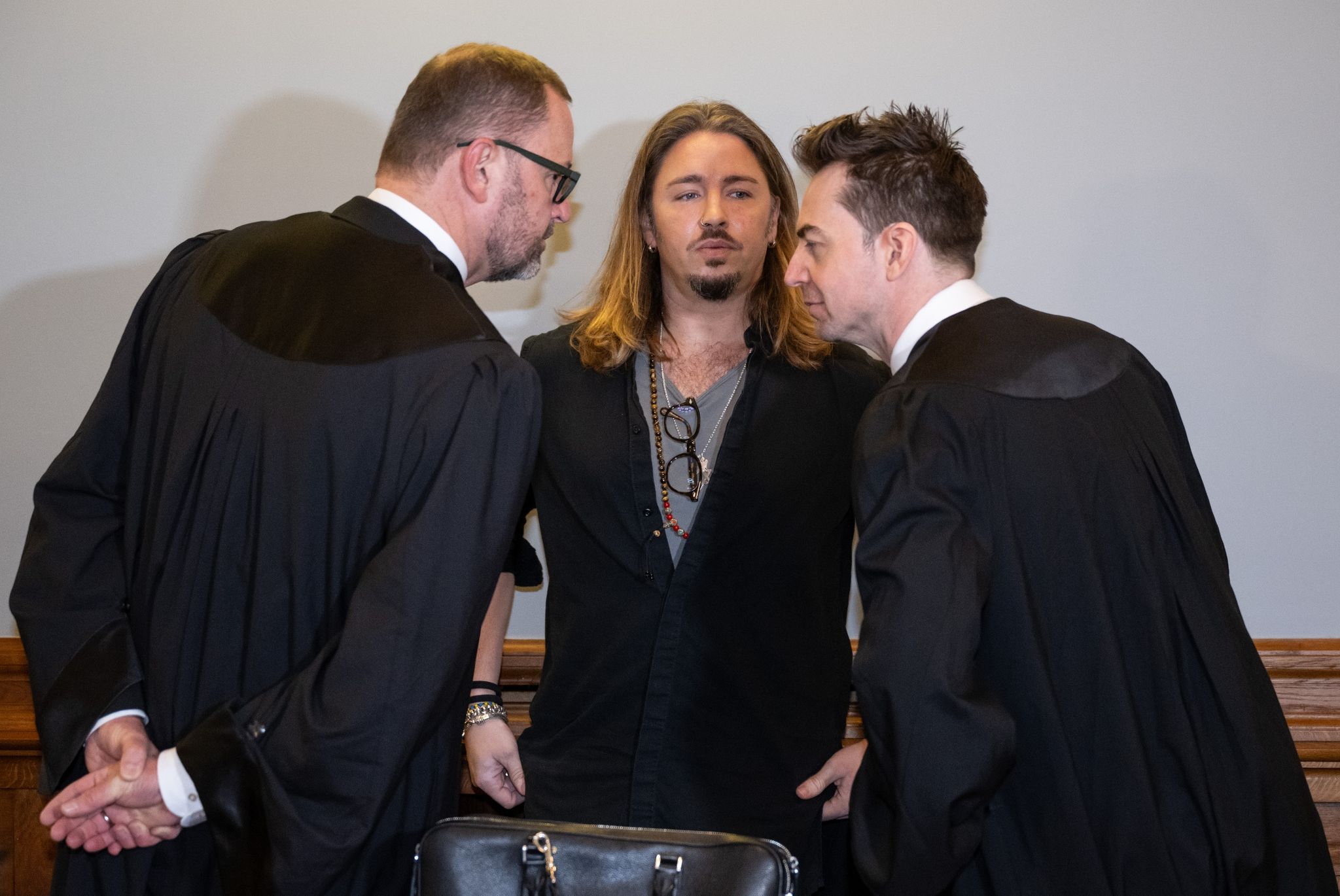 Gil Ofarim (M.) Im Saal Des Landgerichts In Leipzig Zwischen Seinen Anwälten.