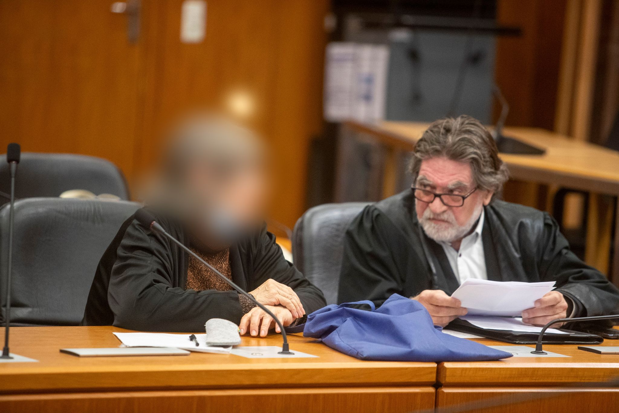 Die Mutmaßliche Sektenführerin Neben Ihrem Verteidiger Im Landgericht Frankfurt.
