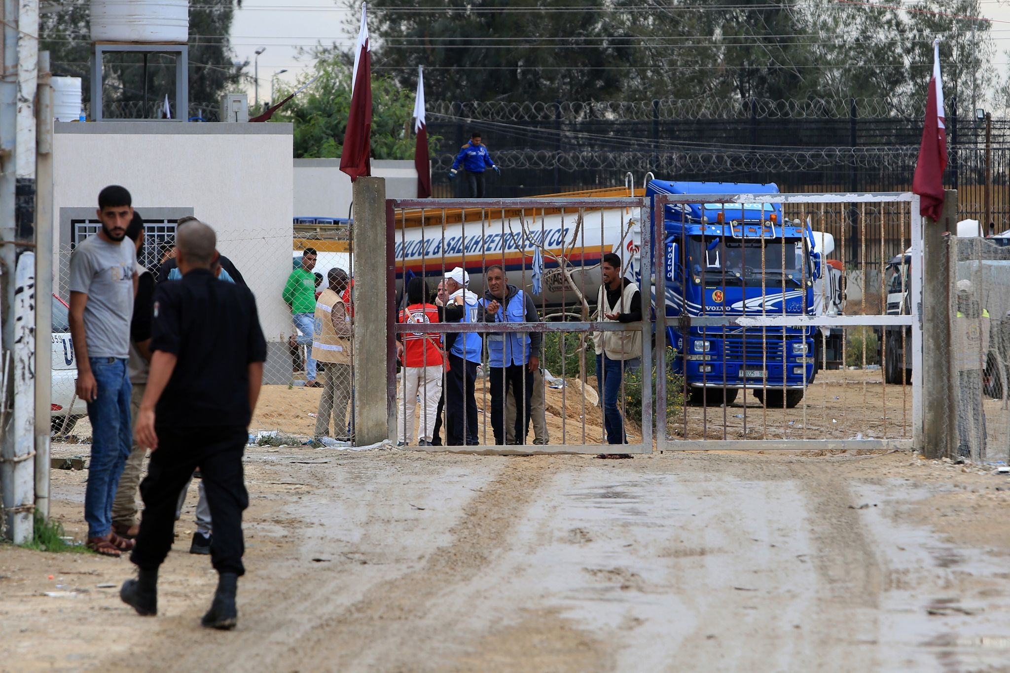 Das Hilfswerk Der Vereinten Nationen Für Palästina-Flüchtlinge Im Nahen Osten (UNRWA)  Bringt Zwei Lastwagen Mit Treibstoff über Den Al-Masry-Übergang Nach Gaza.