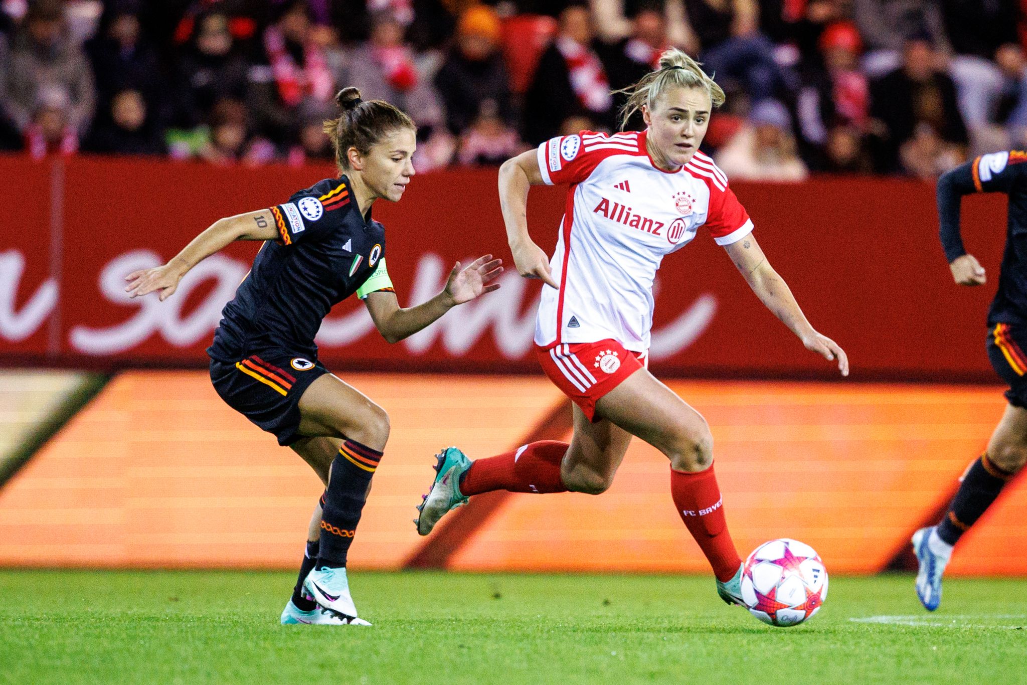 Die Bayern-Frauen Um Georgia Stanway (r) Verspielten Gegen Die AS Rom Eine 2:0-Führung.