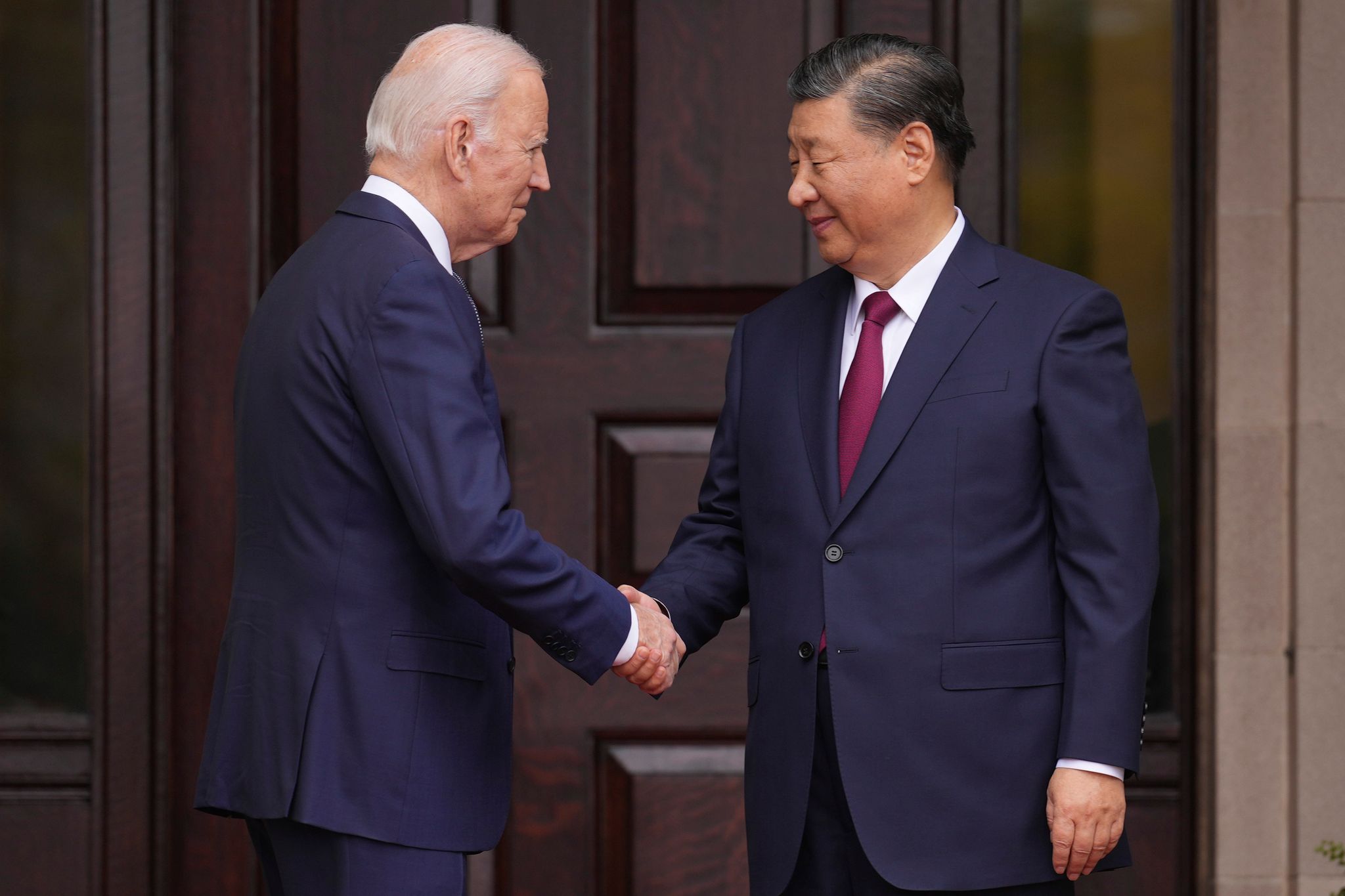 Joe Biden (l.) Begrüßt Chinas Präsident Xi Jinping.