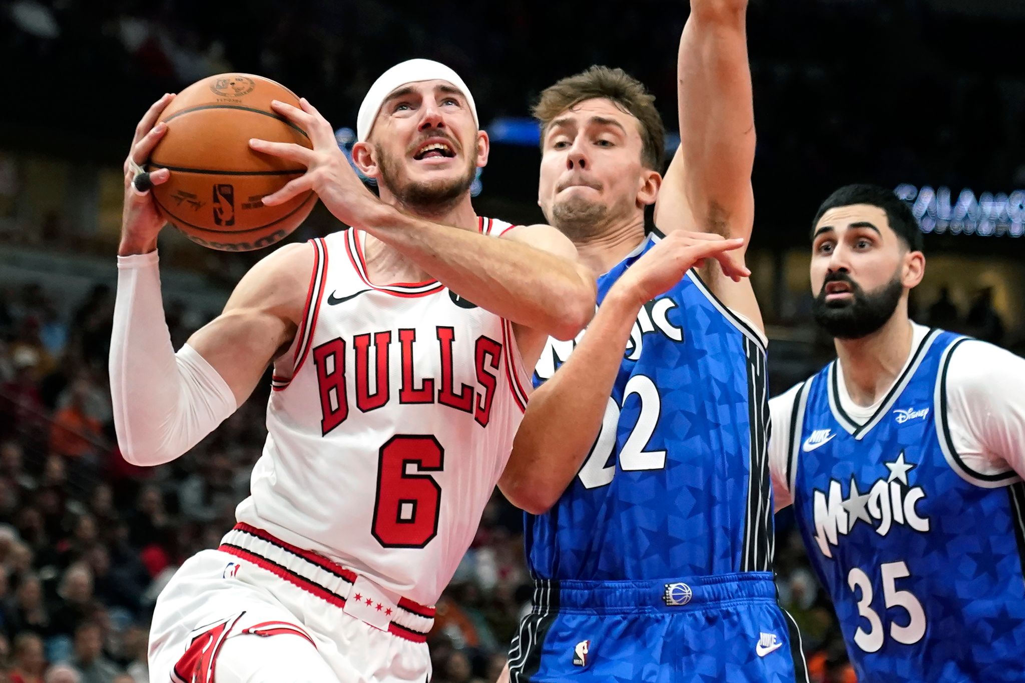 Alex Caruso (l) Von Den Chicago Bulls Zieht Zum Korb, Während Franz Wagner Von Den Orlando Magic Verteidigt.