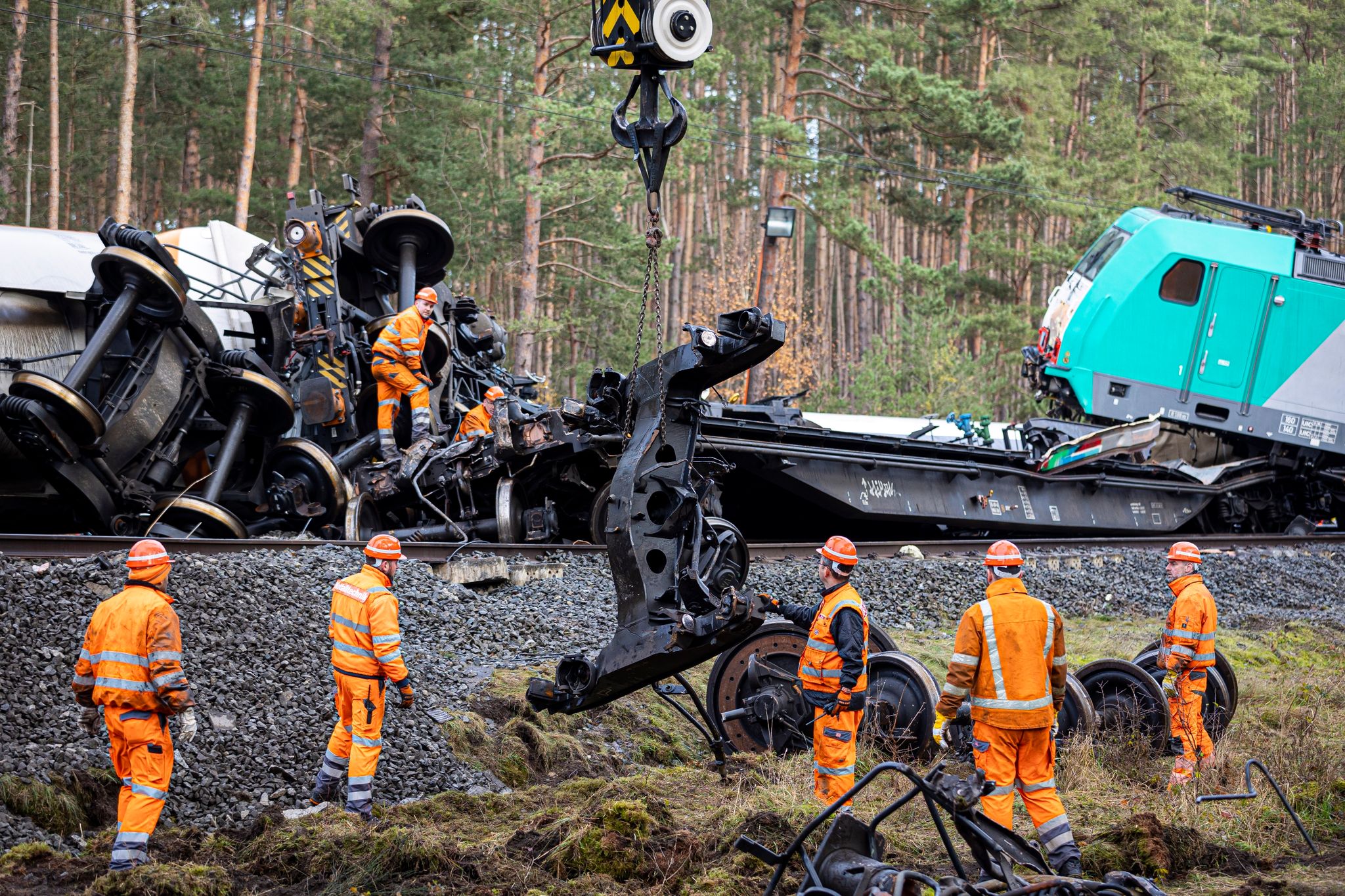 Mitarbeiter Der Deutschen Bahn Arbeiten An Der Einsatzstelle Nach Der Güterzug-Kollision Vom 17.11.2022.