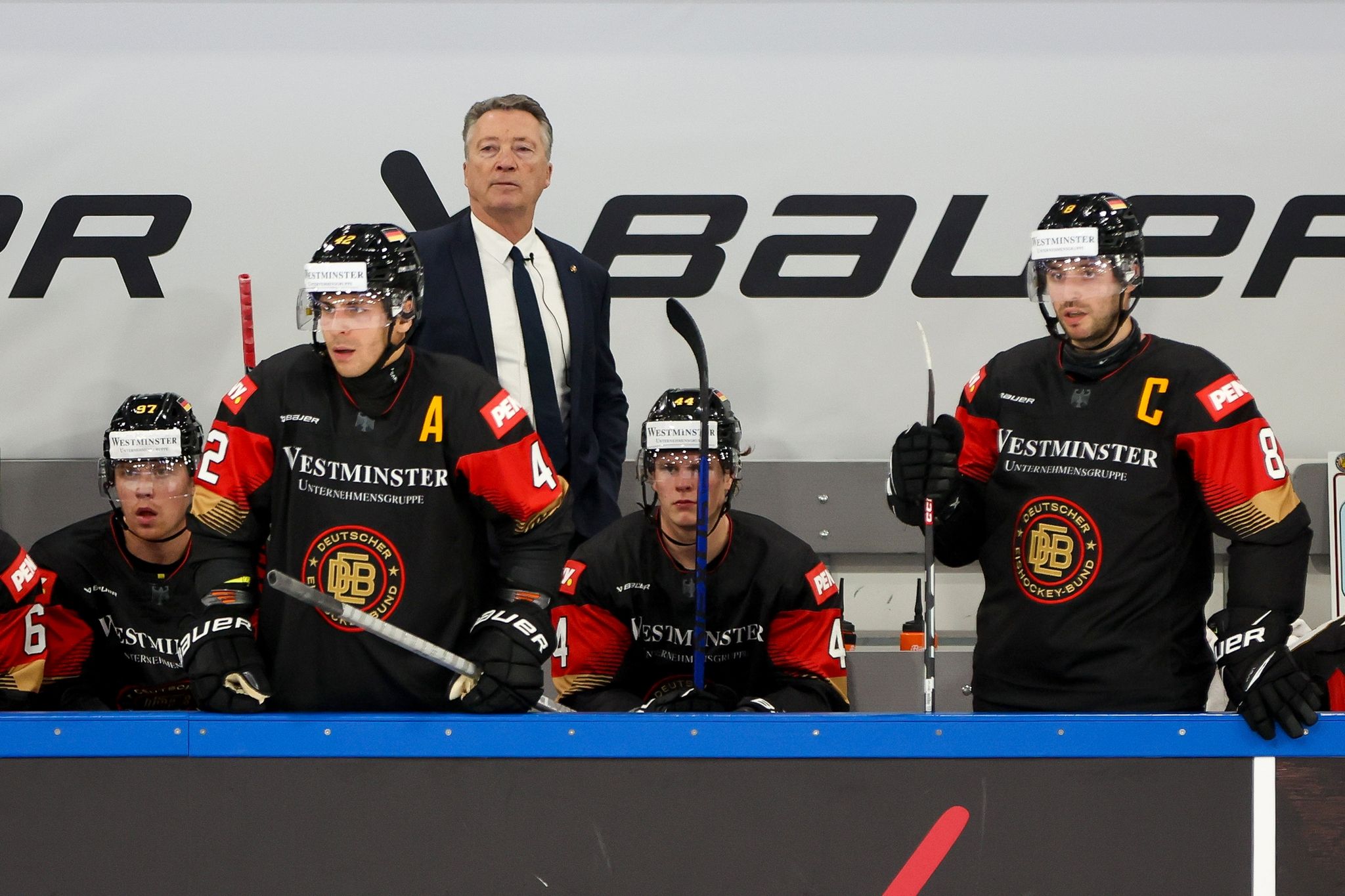 Einige Nationalspieler Trugen Bereits Beim Deutschland Cup Einen Halsschutz.