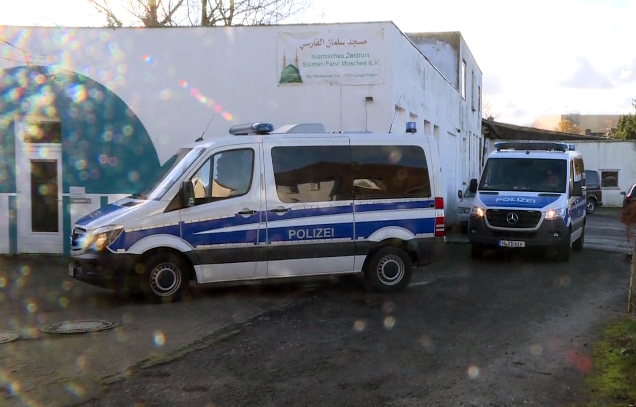 Polizisten Durchsuchen Bei Einer Razzia Das Islamische Zentrum Salman Farsi Moschee.