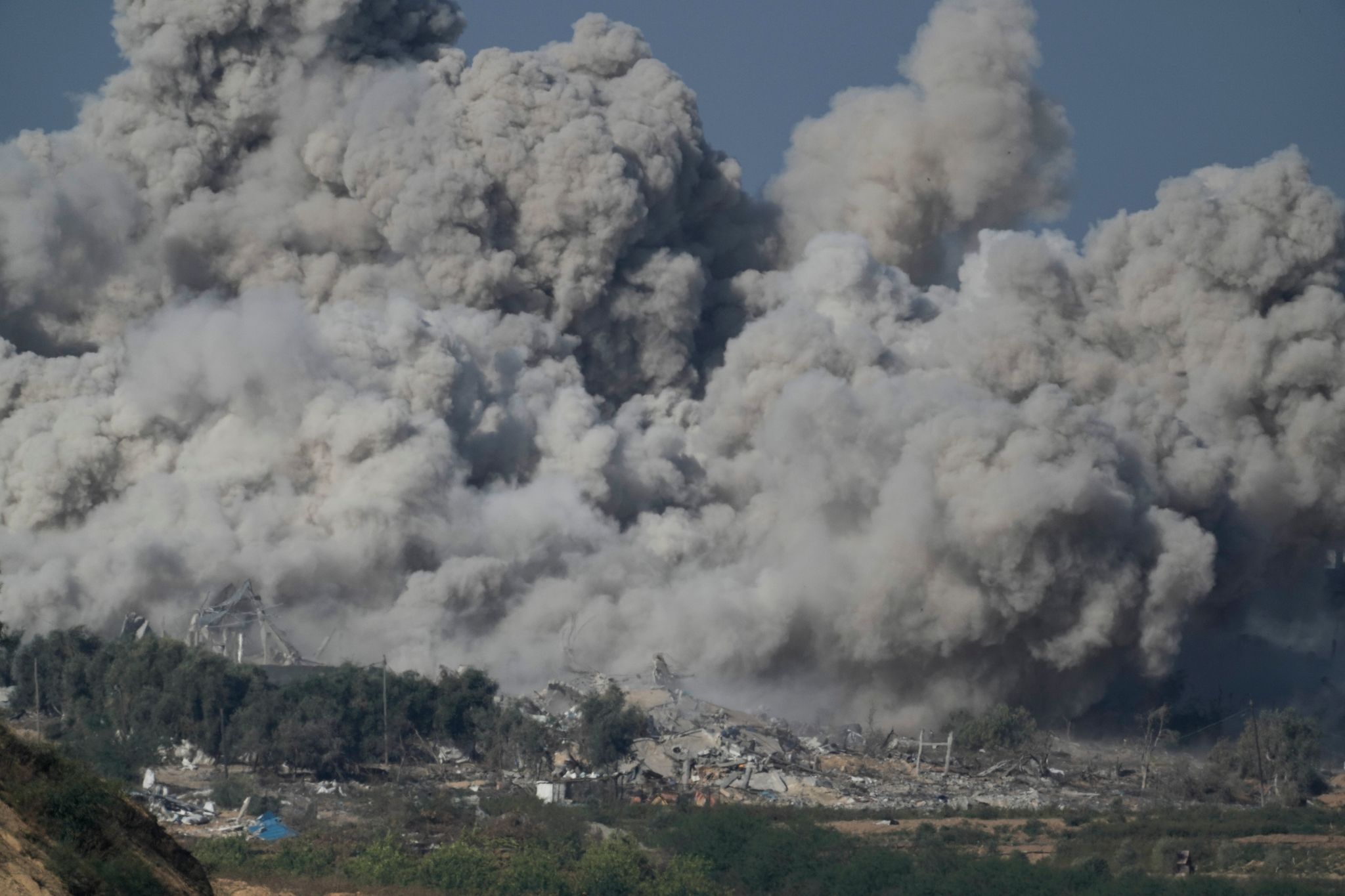 Massiver Rauch Steigt Nach Einem Israelischen Angriff Auf Den Gazastreifen Auf.
