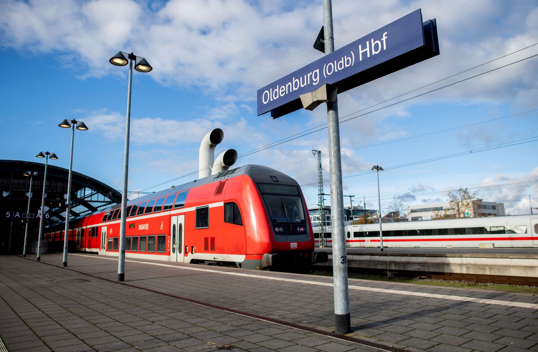 Ein Regional-Express Steht An Einem Menschenleeren Bahnsteig Im Oldenburger Hauptbahnhof.