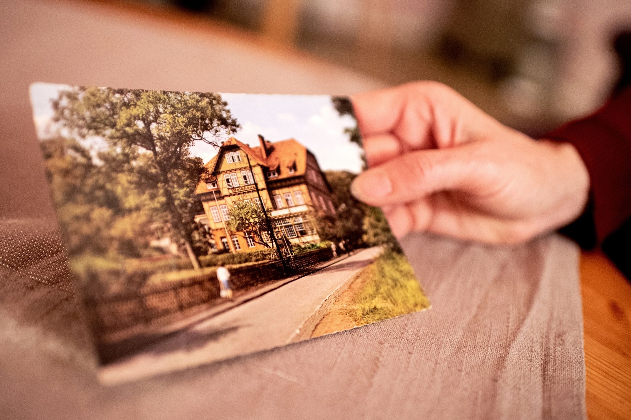 Die Historische Postkarte Zeigt Die Kinderheilanstalt «Waldhaus» In Bad Salzdetfurth. In Diesem Heim Und ähnlichen Einrichtungen Soll Es In Der Nachkriegszeit Zu Misshandlungen Von Klein- Und Schulkindern Gekommen Sein.