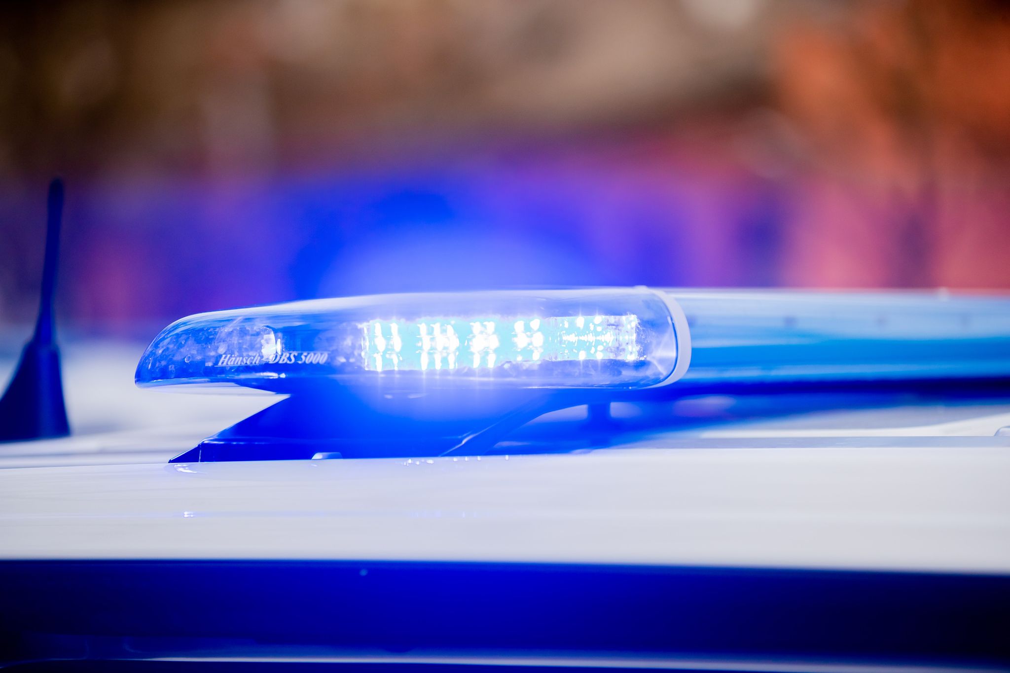 Ein Blaulicht Leuchtet Auf Dem Dach Eines Streifenwagens Der Polizei.